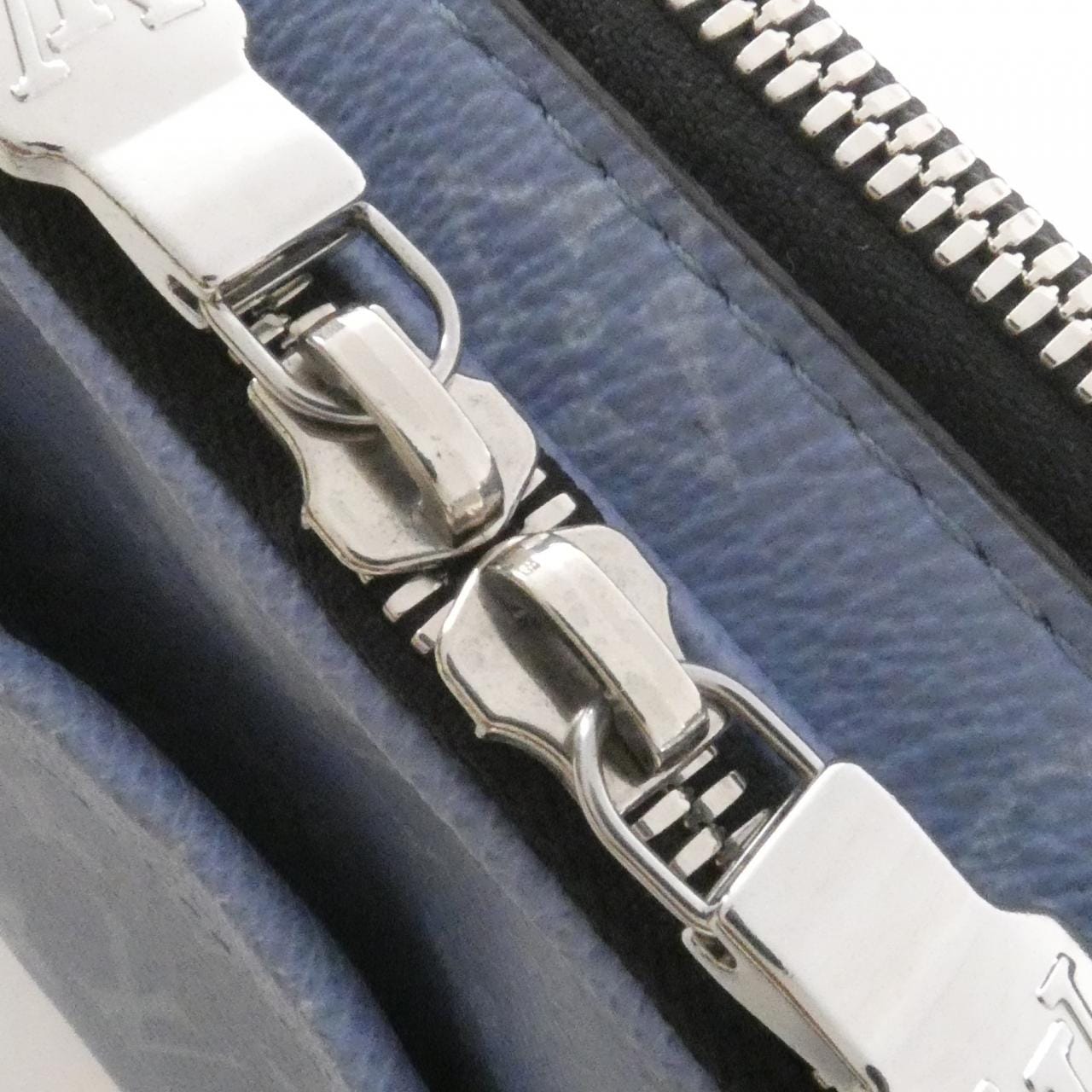 ルイヴィトン タイガ ラマ アルファ メッセンジャー M14073 ショルダーバッグ