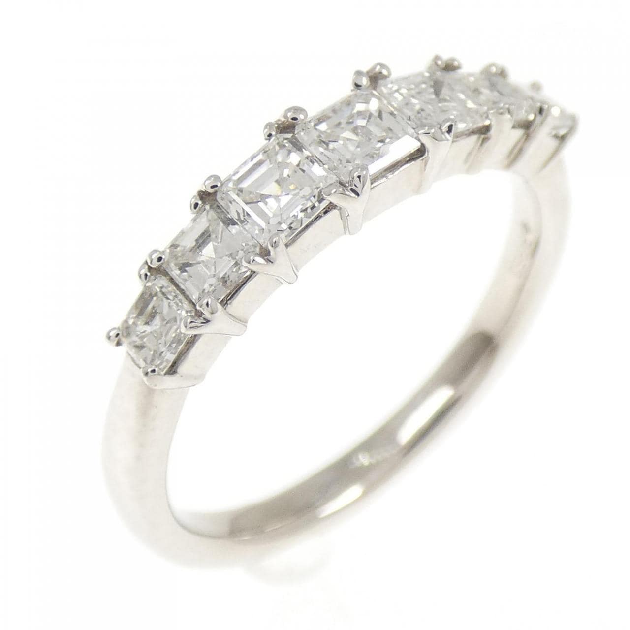ジーエスティービー ダイヤモンド リング 0.75CT