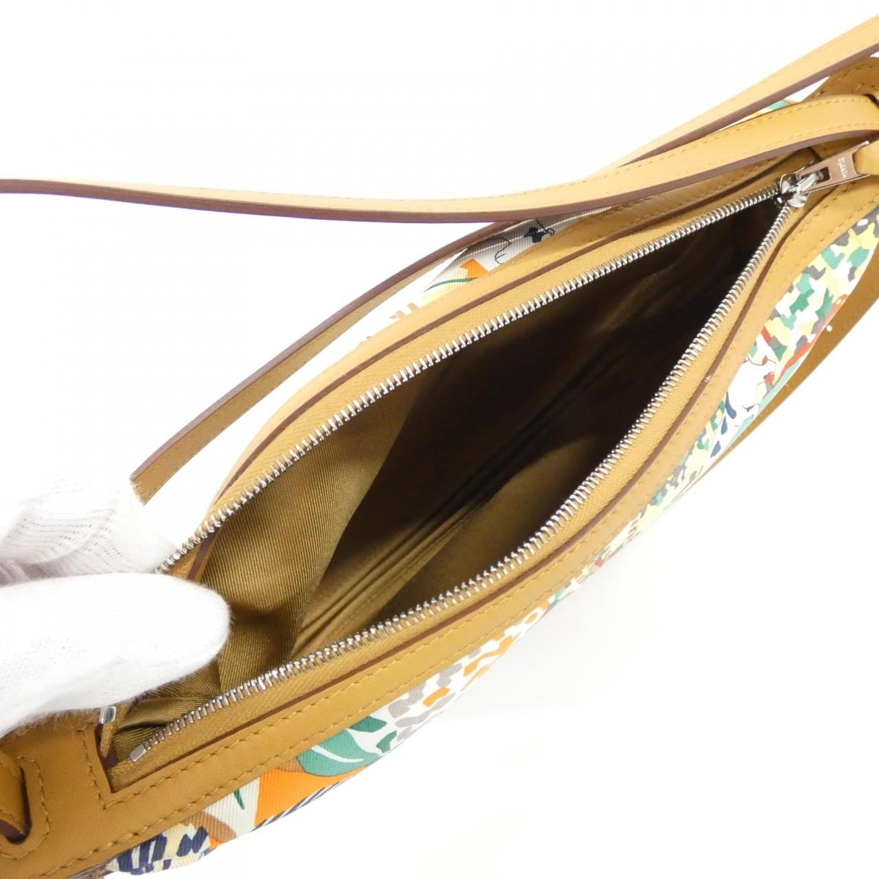 エルメス EN LIBERTE シュルソワ トゥー ゴー 085073CK ポーチ