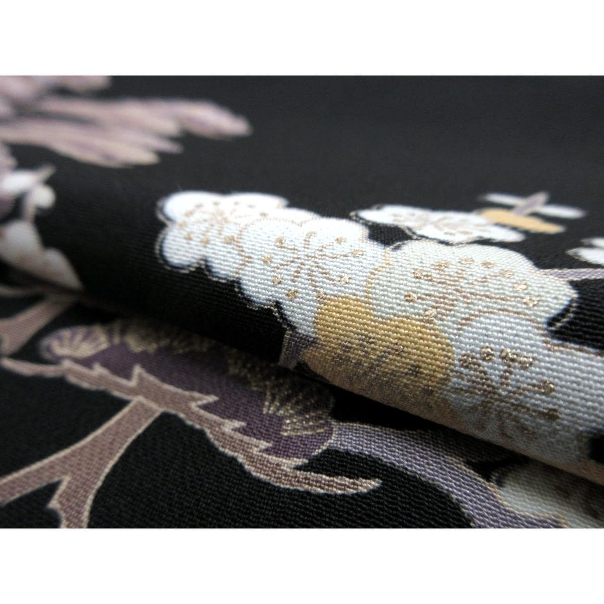 Kimono with gold leaf and yuzen pattern, circle and tangerine