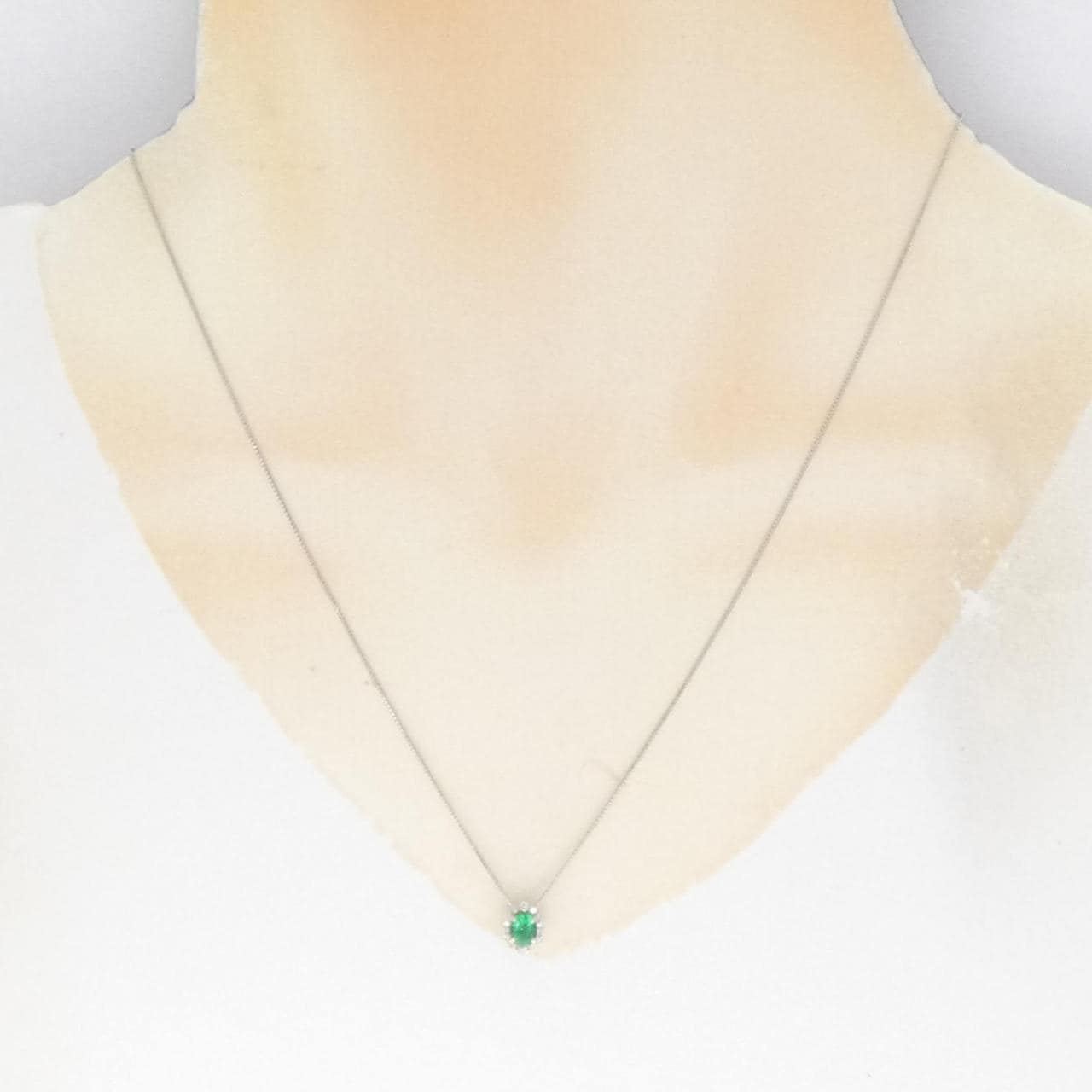 [BRAND NEW] PT Emerald Necklace 0.38CT