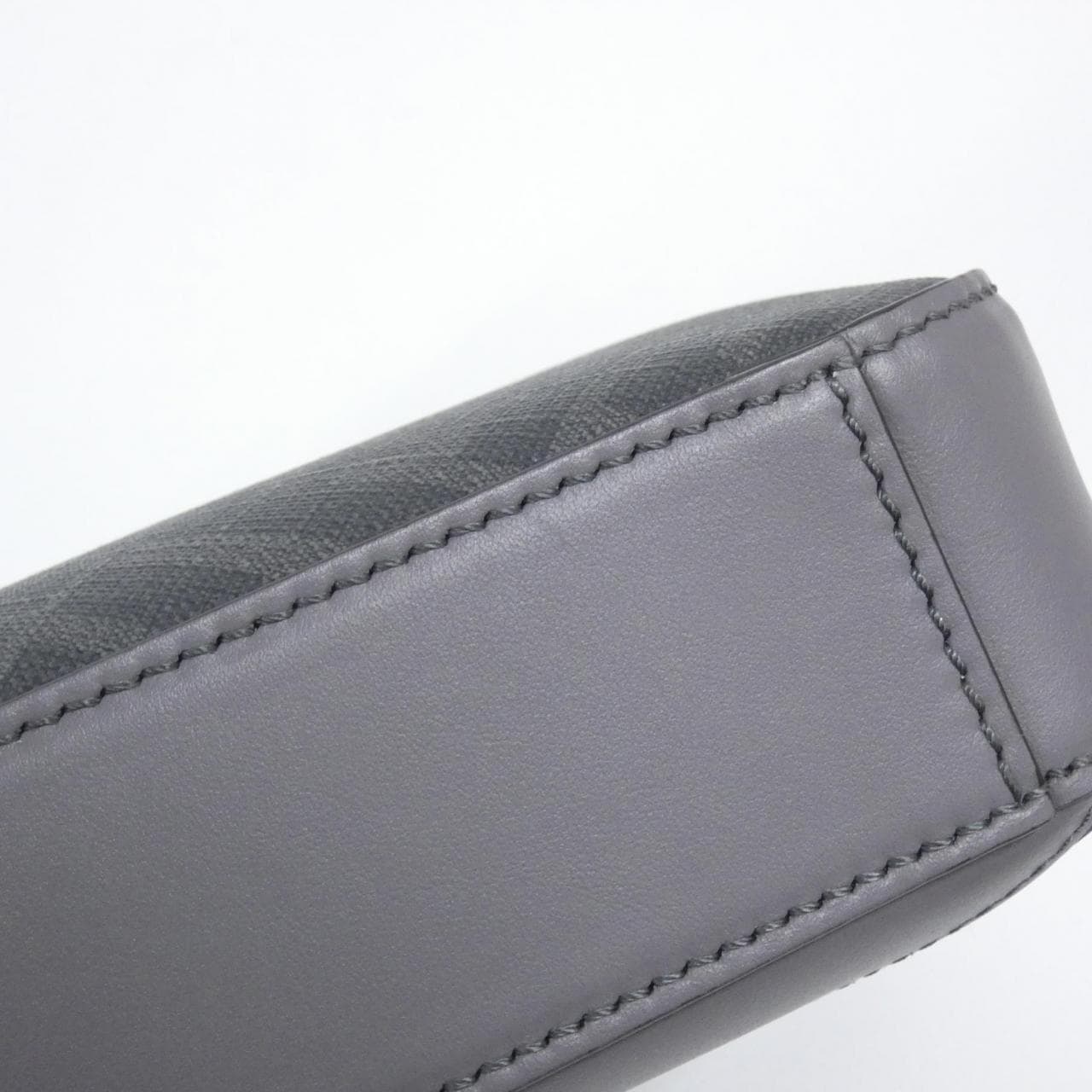 フェンディ CAMARA CASE 7M0286 AJF8 ショルダーバッグ