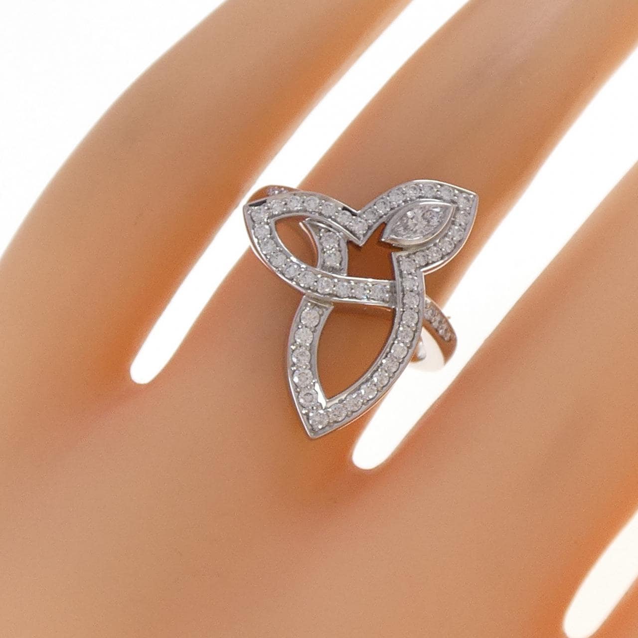 ハリーウィンストン リリークラスター リング