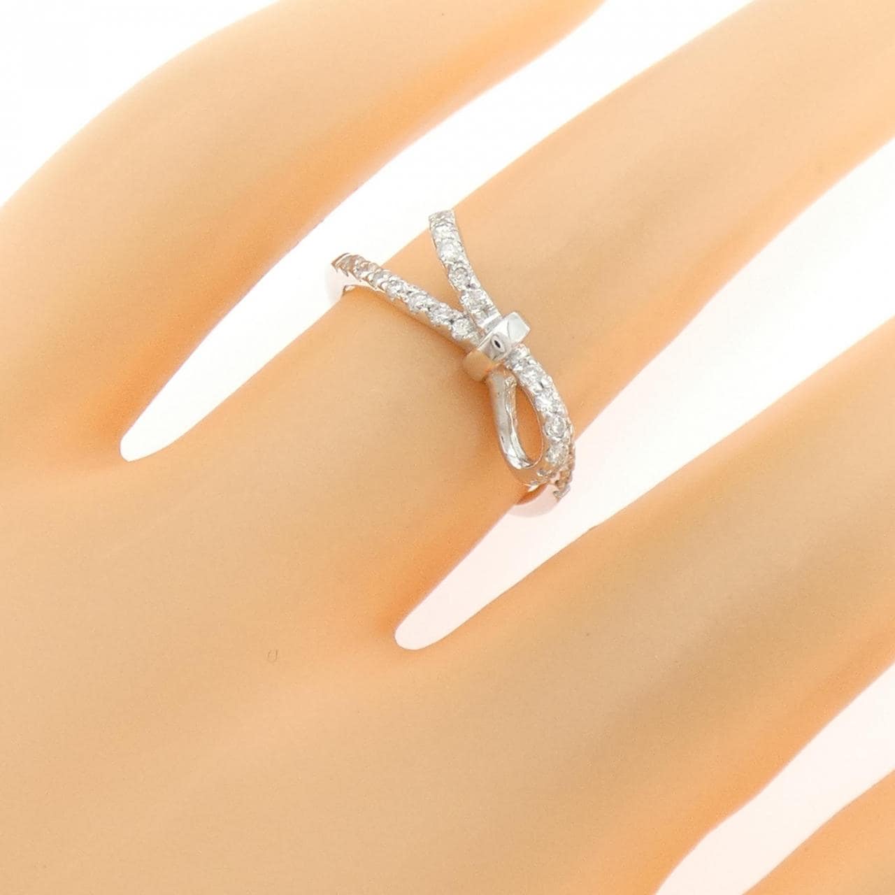 K10WG リボン ダイヤモンド リング 0.24CT