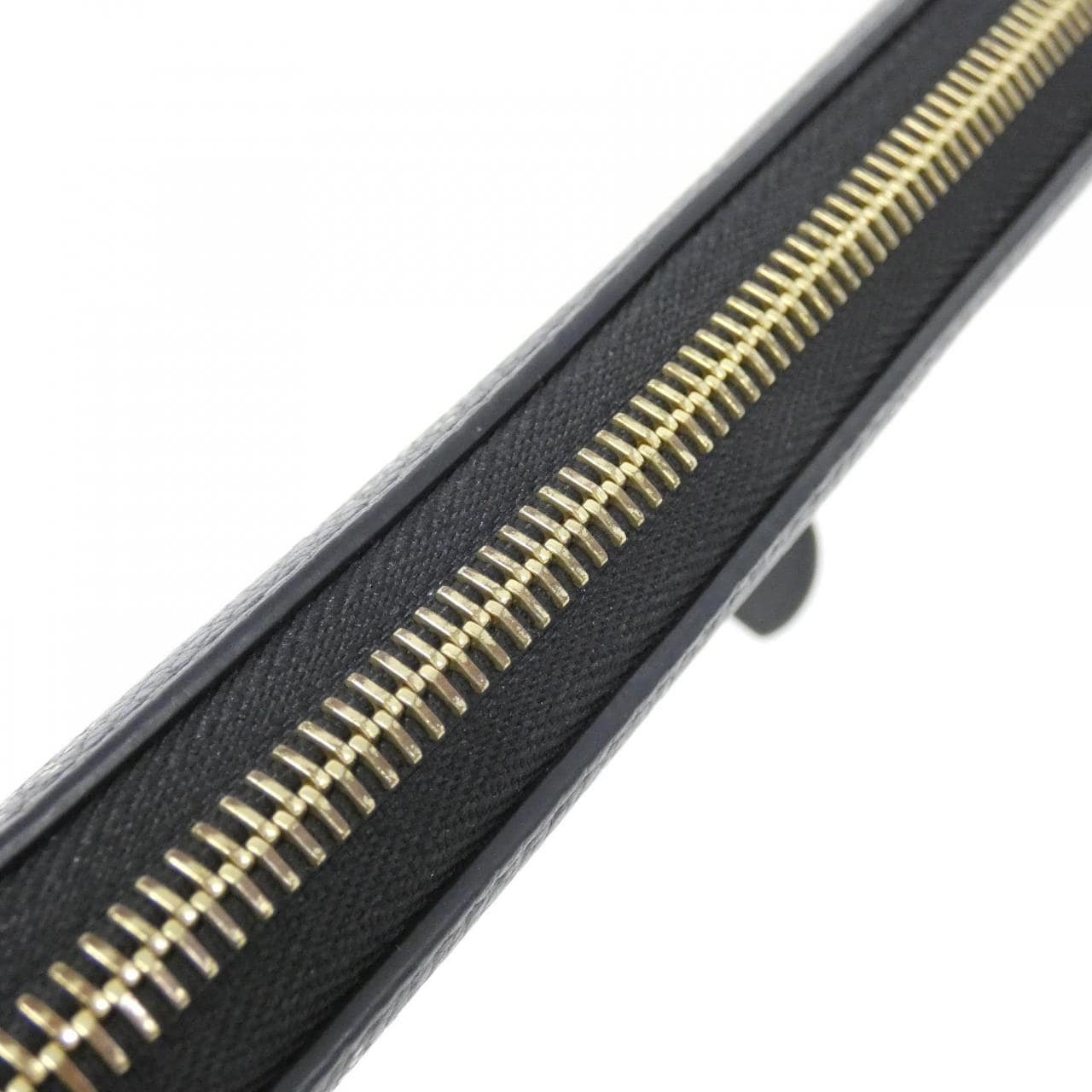 LOUIS VUITTON Mahina拉链钱包 M82645 钱包