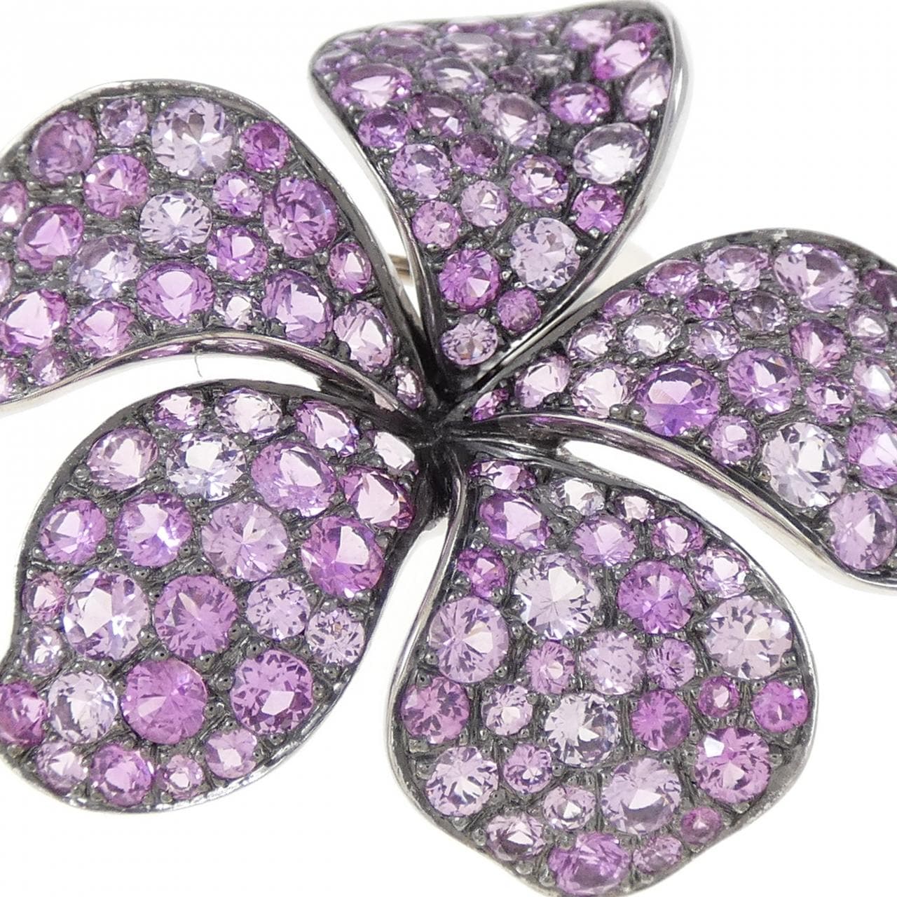 K18WG/K18BG Flower Sapphire Brooch 5.15CT