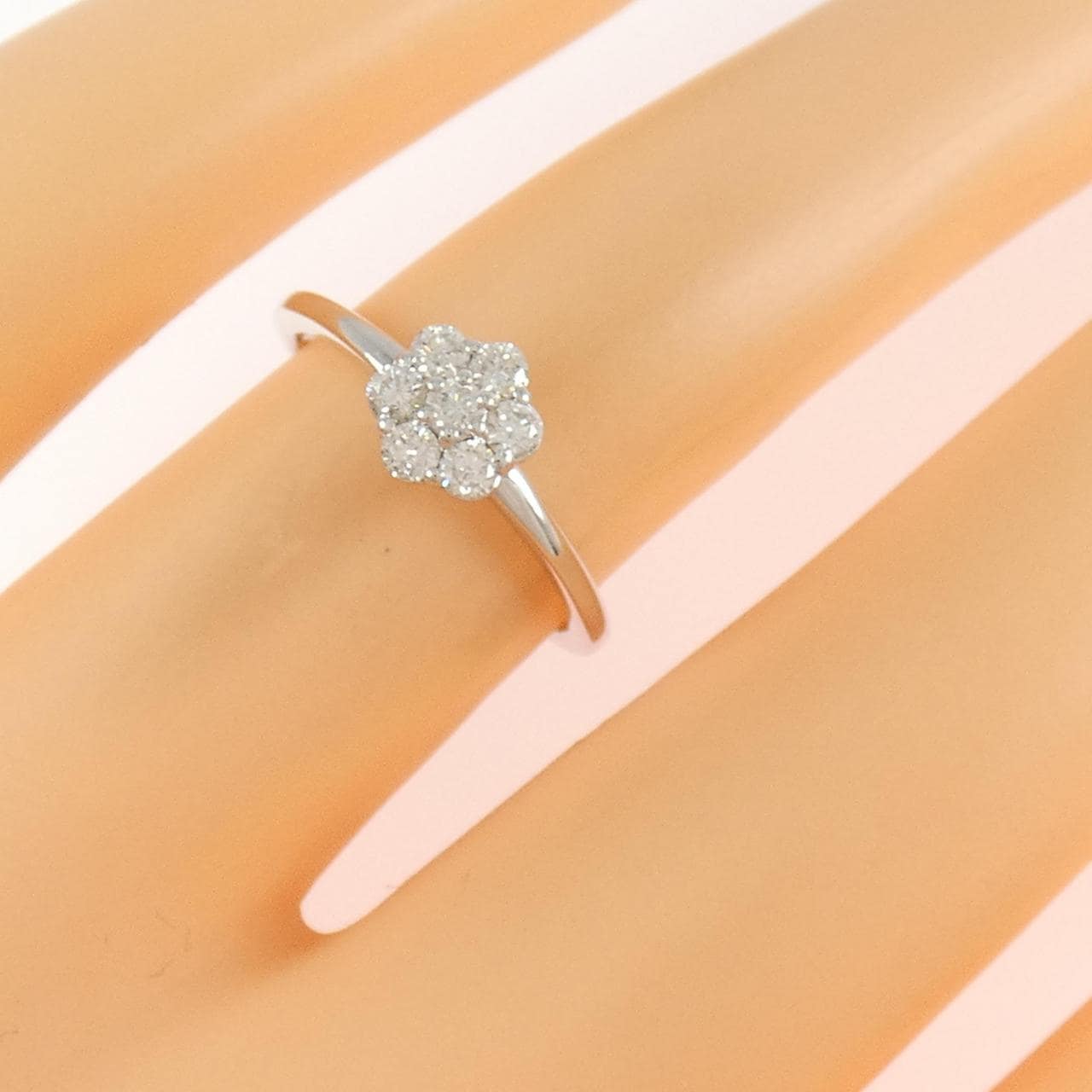K18WG フラワー ダイヤモンド リング 0.24CT