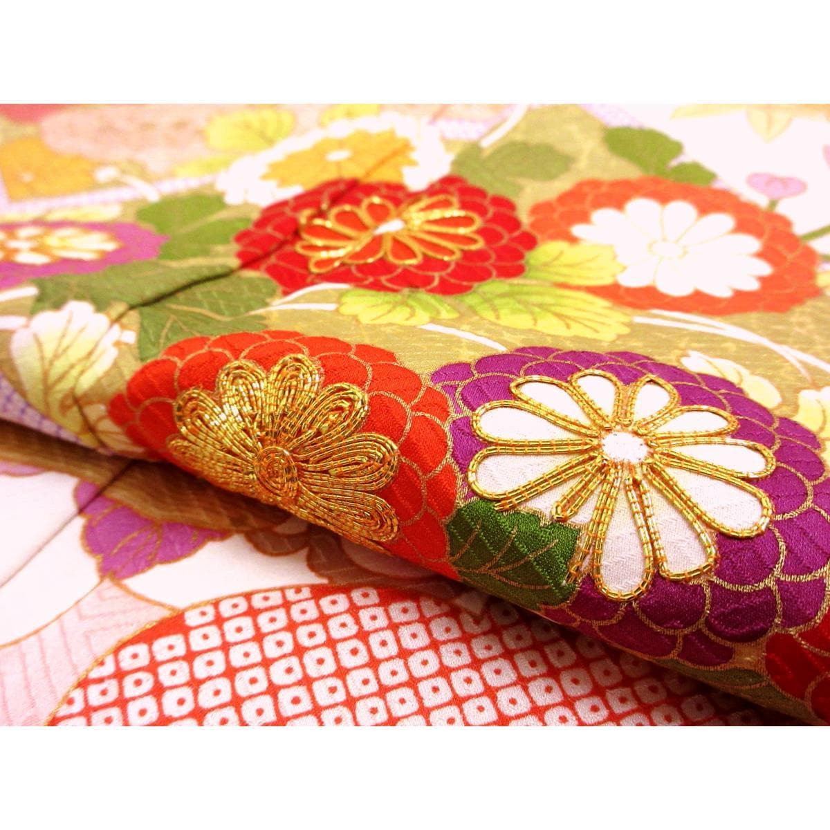 振袖　友禅金彩加工　刺繍入り