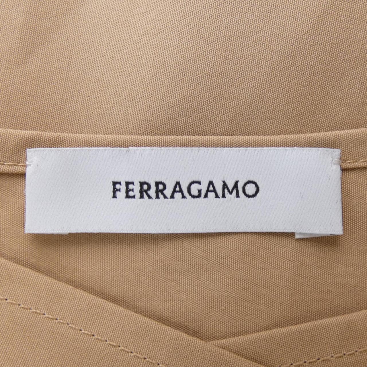 萨尔瓦托雷·菲拉格慕SALVATORE FERRAGAMO萨尔瓦托雷·菲拉格慕 (Salvatore Ferragamo) 一件