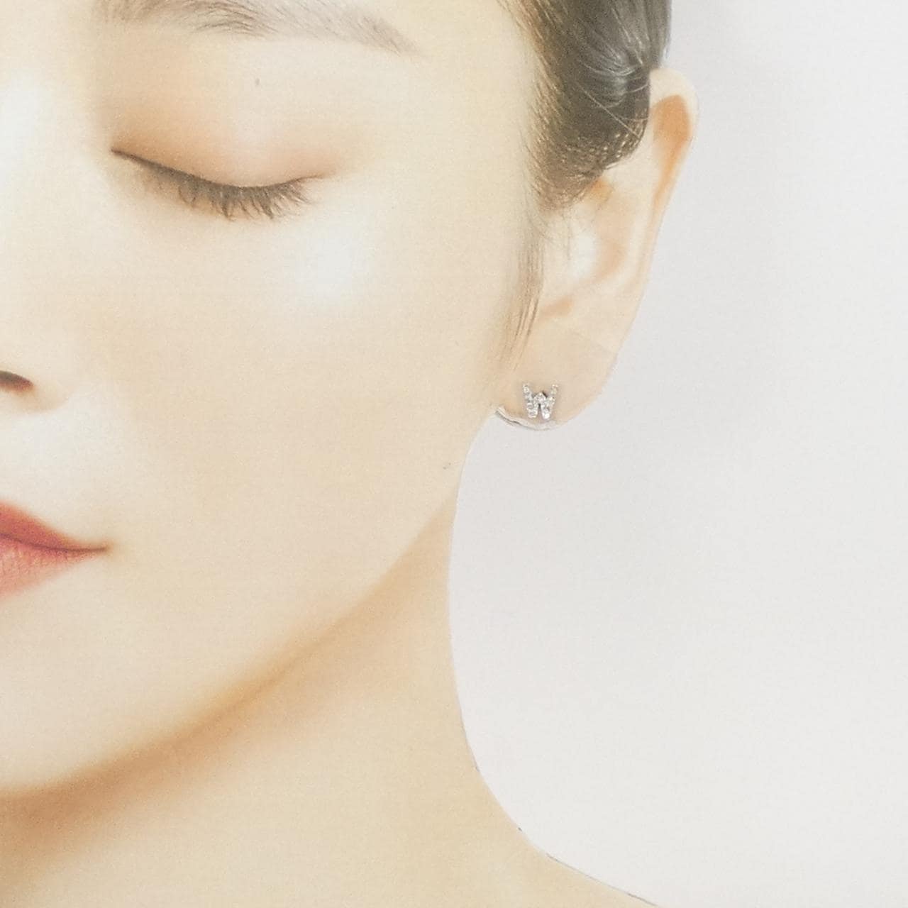 K18WG イニシャルW ダイヤモンド ピアス 0.18CT
