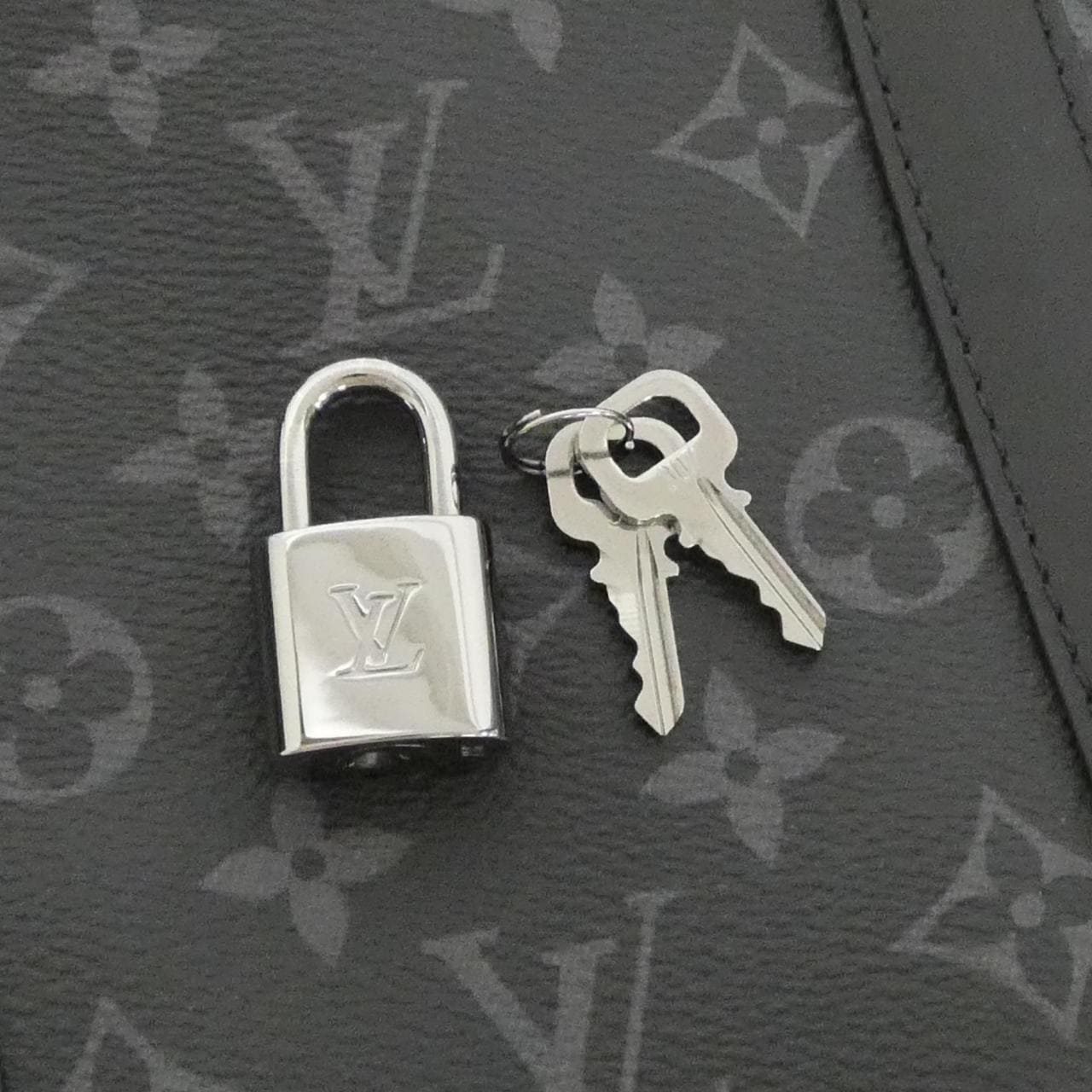 ルイヴィトン モノグラム エクリプス ポルト ドキュマン ヴォワヤージュ M46457 バッグ