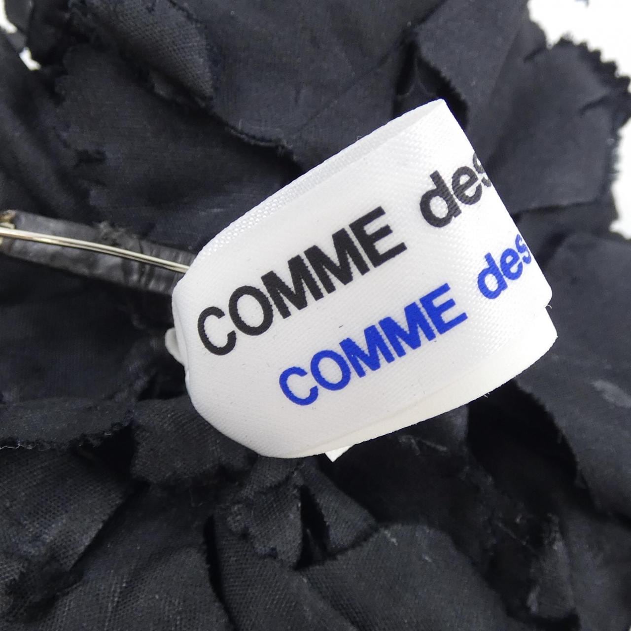 COMMME des GARCONS胸針