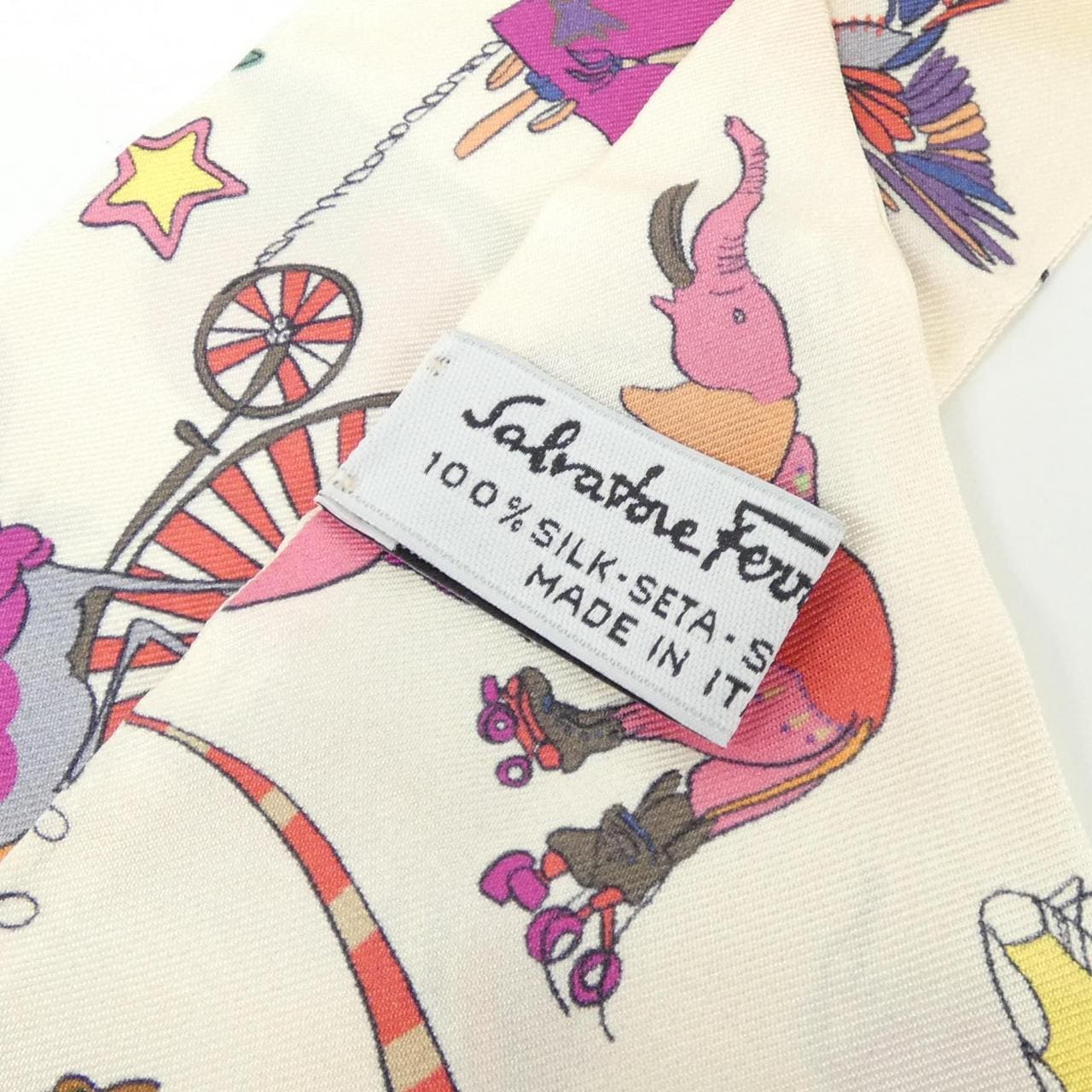 サルヴァトーレフェラガモ スカーフ