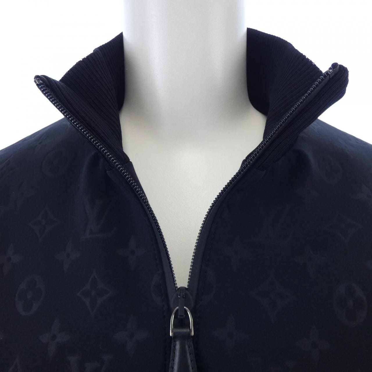 ルイヴィトン LOUIS VUITTON エンボスモノグラム FMJA26D97 ブルゾン