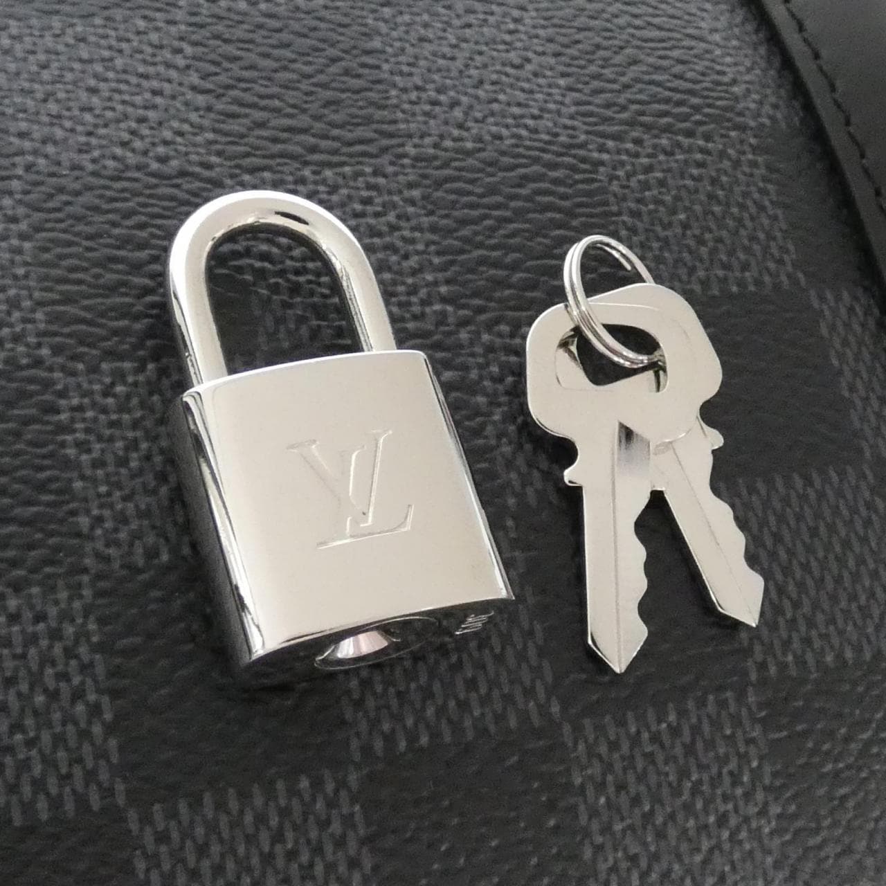 ルイヴィトン ダミエ グラフィット ポルト ドキュマン ヴォワヤージュ N40445 バッグ