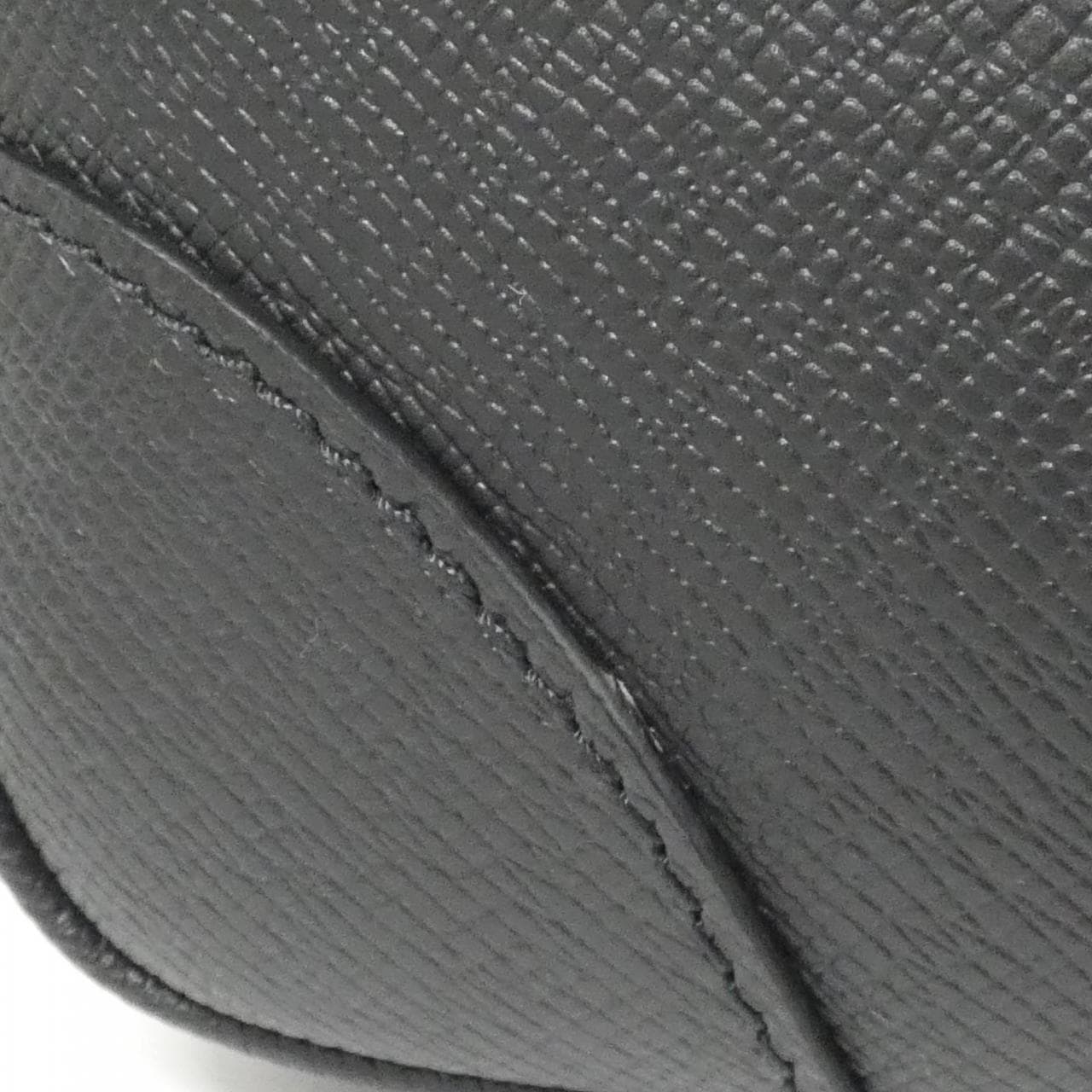 ルイヴィトン タイガ ポルト ドキュマン ヴォワヤージュ M30925 バッグ