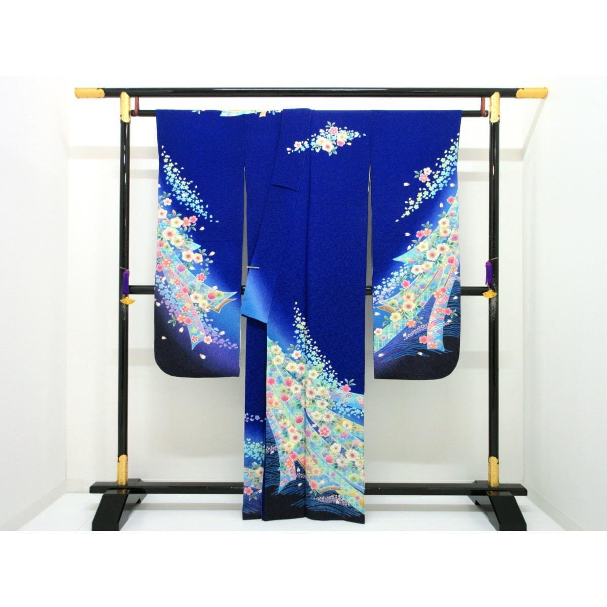 振袖　銀通しボカシ染　友禅金彩加工　刺繍入り