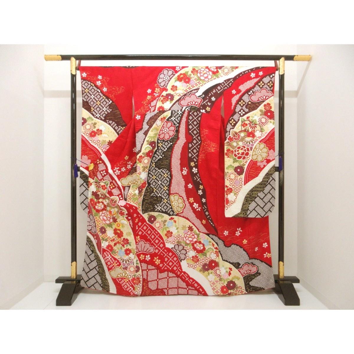 振袖　友禅金彩加工　刺繍入り