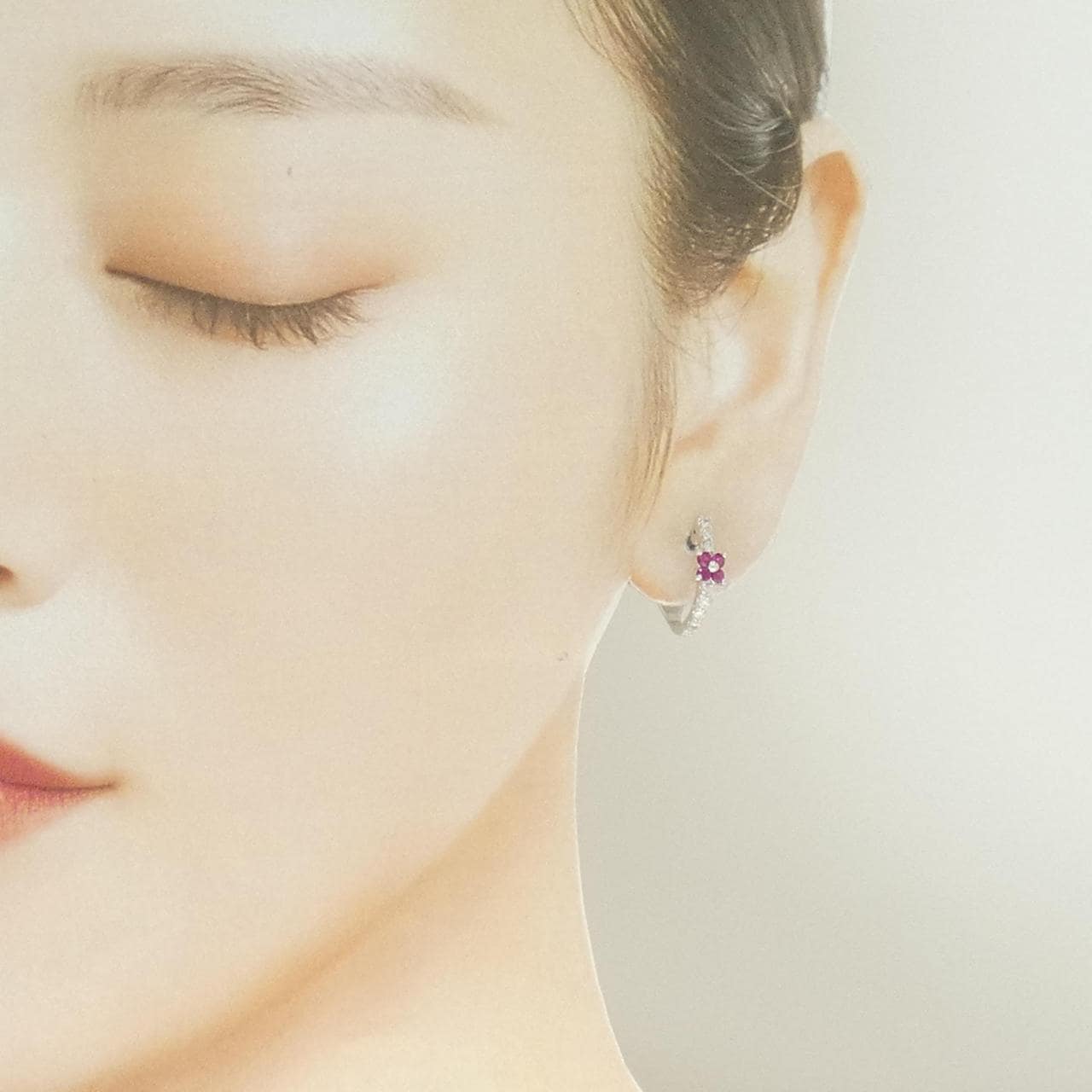 K18WG フラワー ルビー ピアス/イヤリング 0.32CT