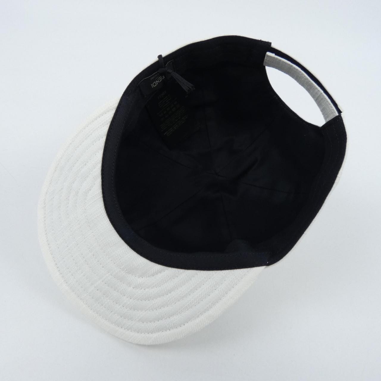 フェンディ FENDI FXQ964 AN9U キャップ