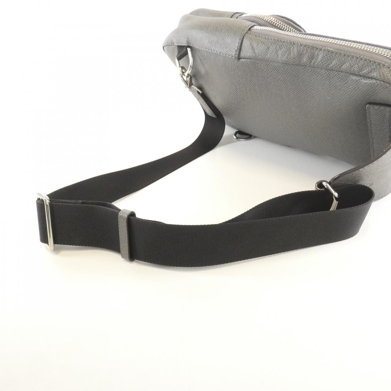 ルイヴィトン タイガ アヴェニュー スリングバッグ M30801 ショルダーバッグ