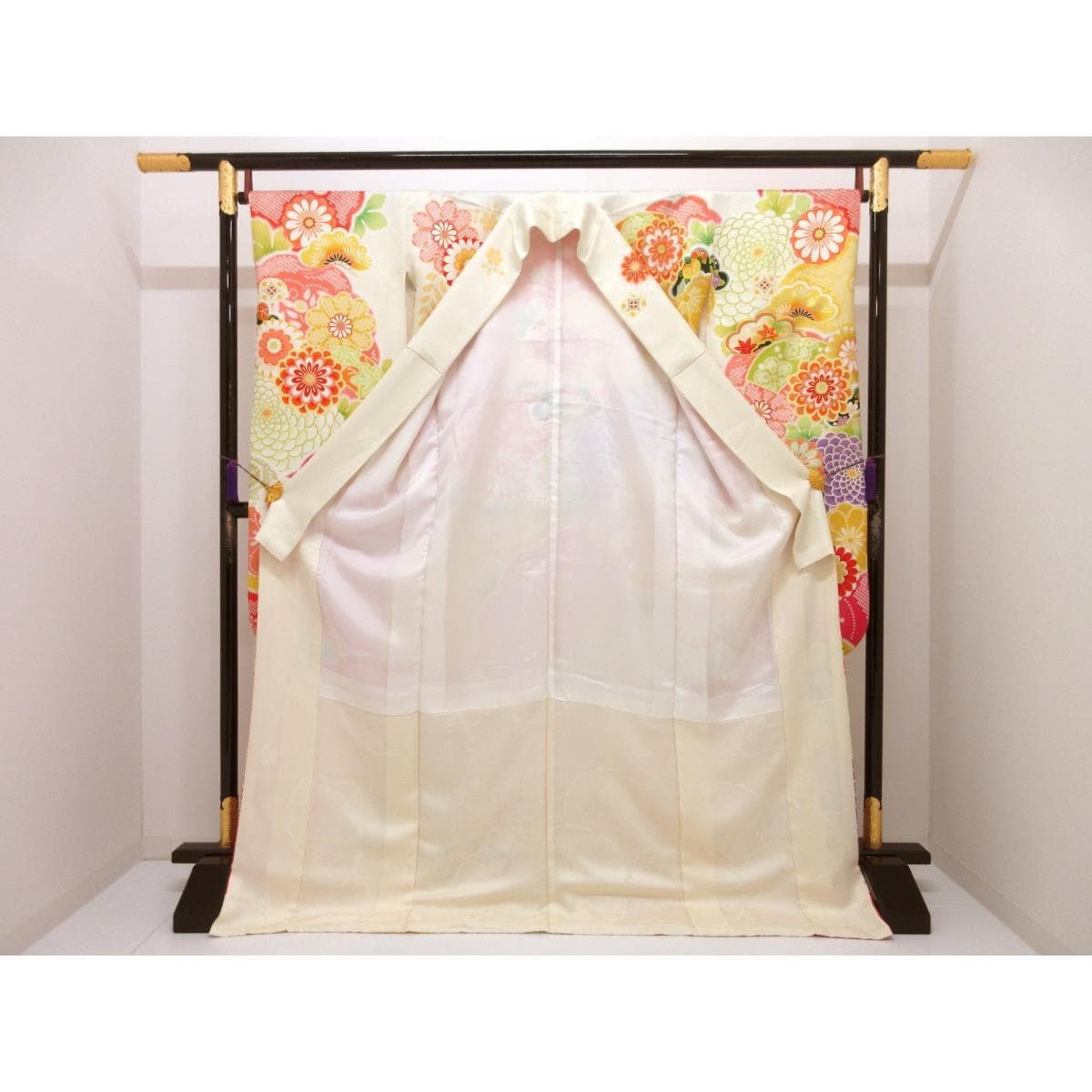 振袖　友禅金彩加工　刺繍入り