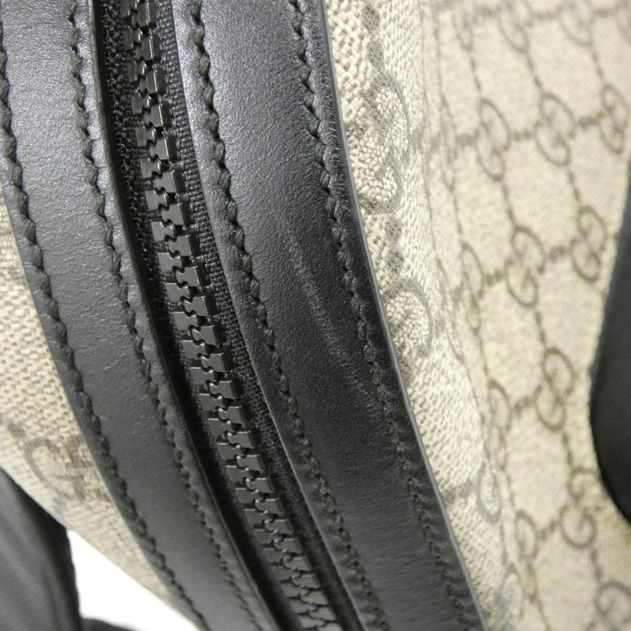 Gucci 429020 KLQAX双肩包