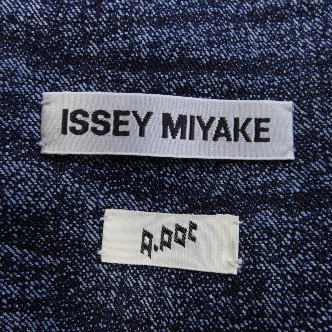 イッセイミヤケ ISSEY MIYAKE ジーンズ