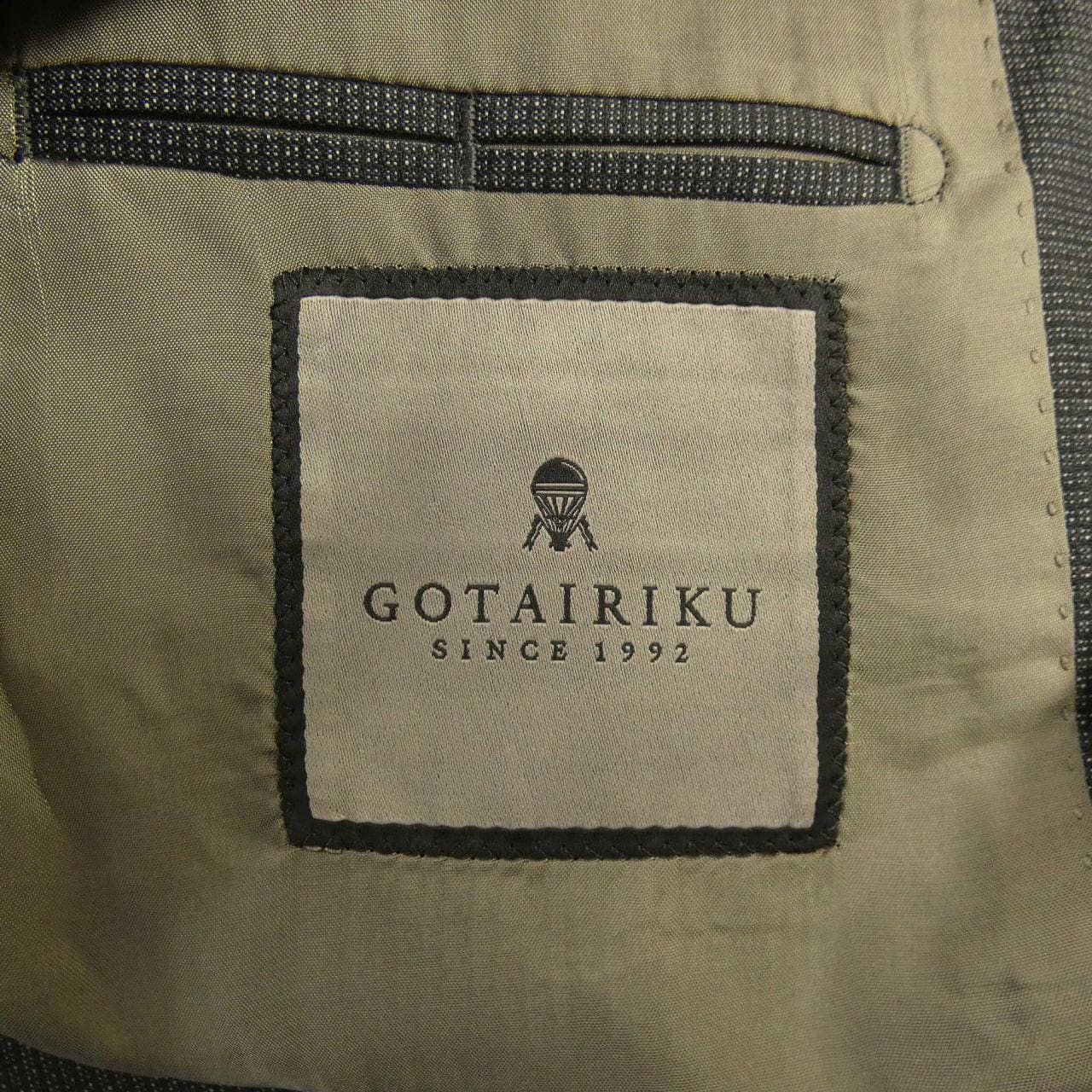 ゴタイリク GOTAIRIKU スーツ