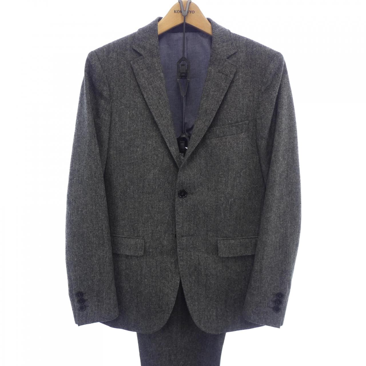 Marcel Lassance suit