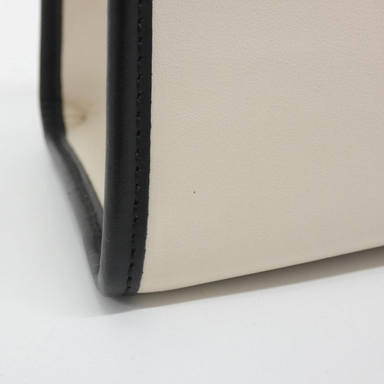 フェンディ ラナウェイ スモール 8BH344 SIZ バッグ