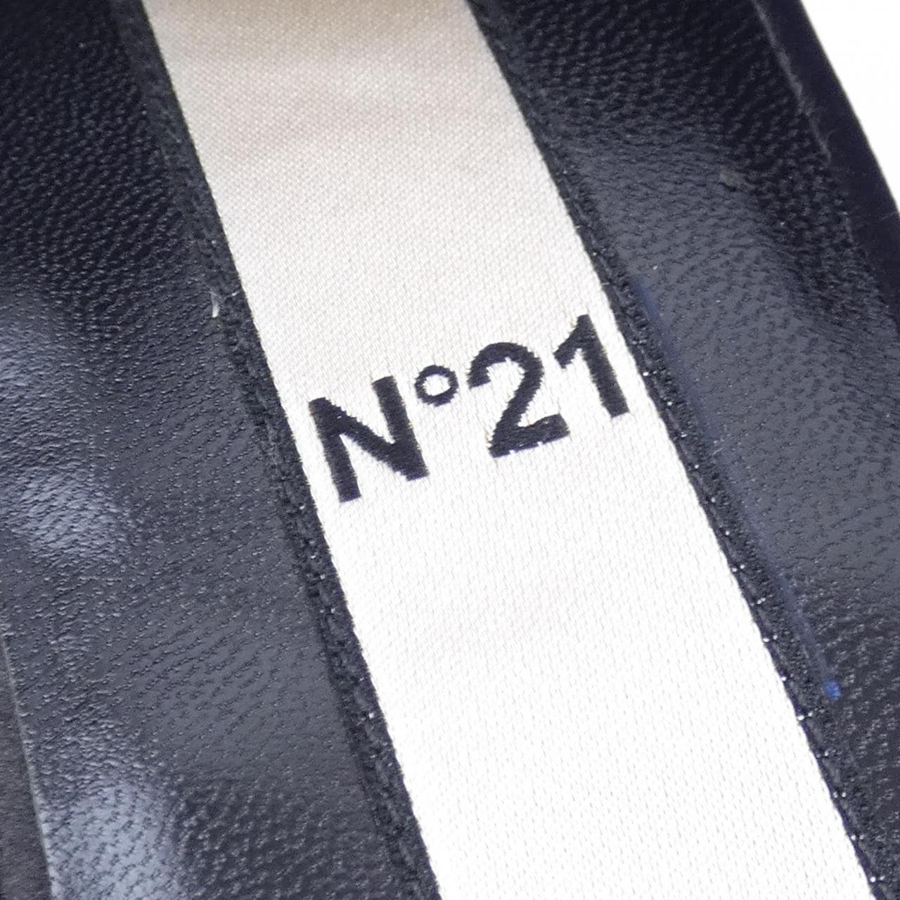 ヌメロヴェントゥーノ N°21 サンダル