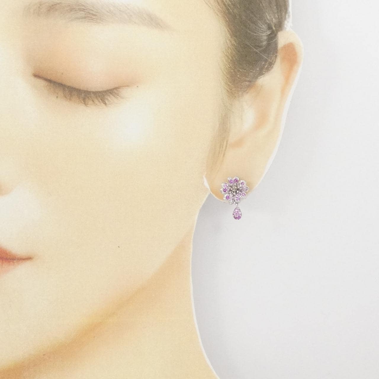 K18WG フラワー サファイヤ ピアス 0.86CT