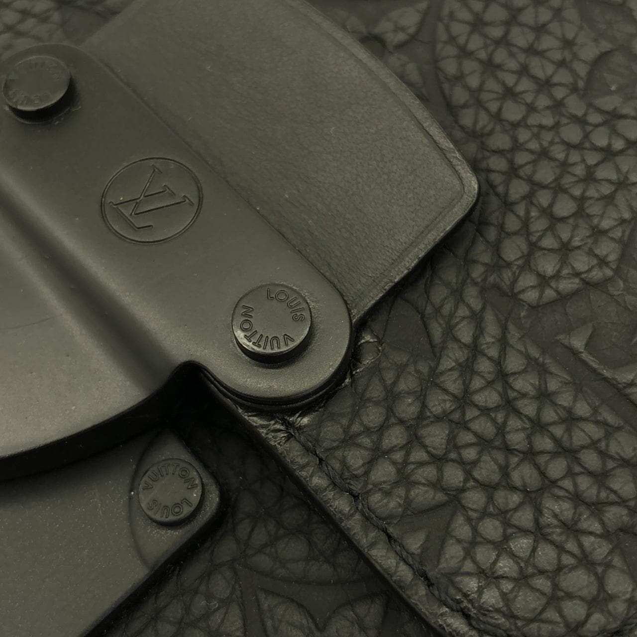 ルイヴィトン トリヨン モノグラム Sロック ヴェルティカル ウエアラブル ウォレット M81524 ショルダーバッグ