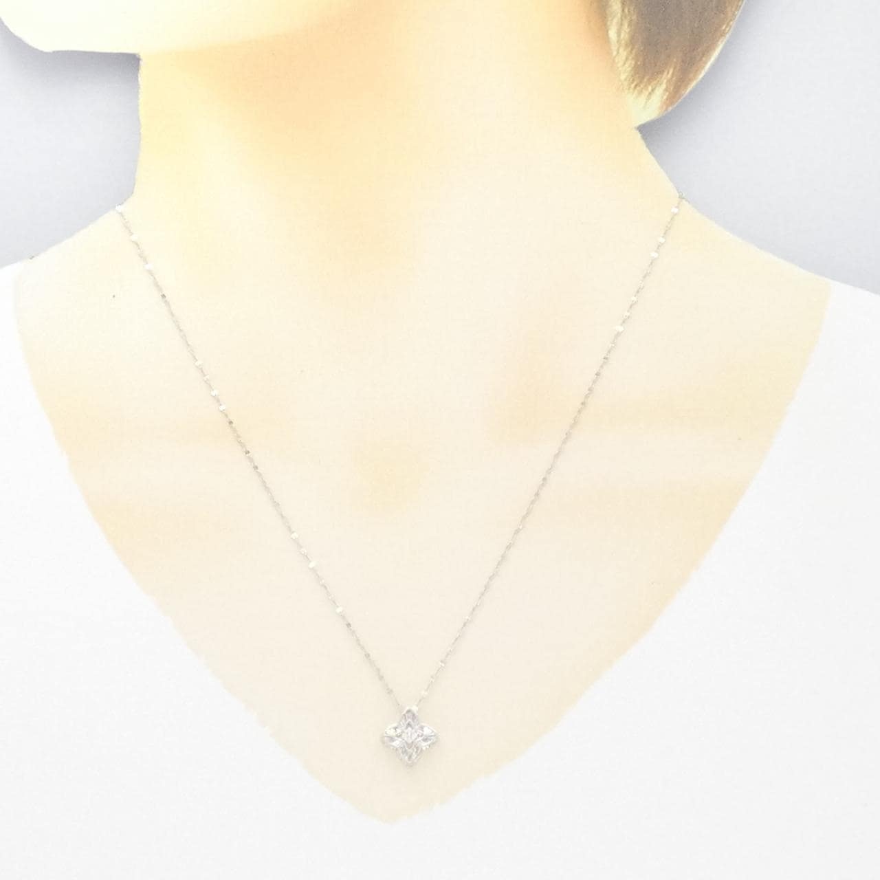 [BRAND NEW] K18WG Flower Diamond Necklace 0.02CT