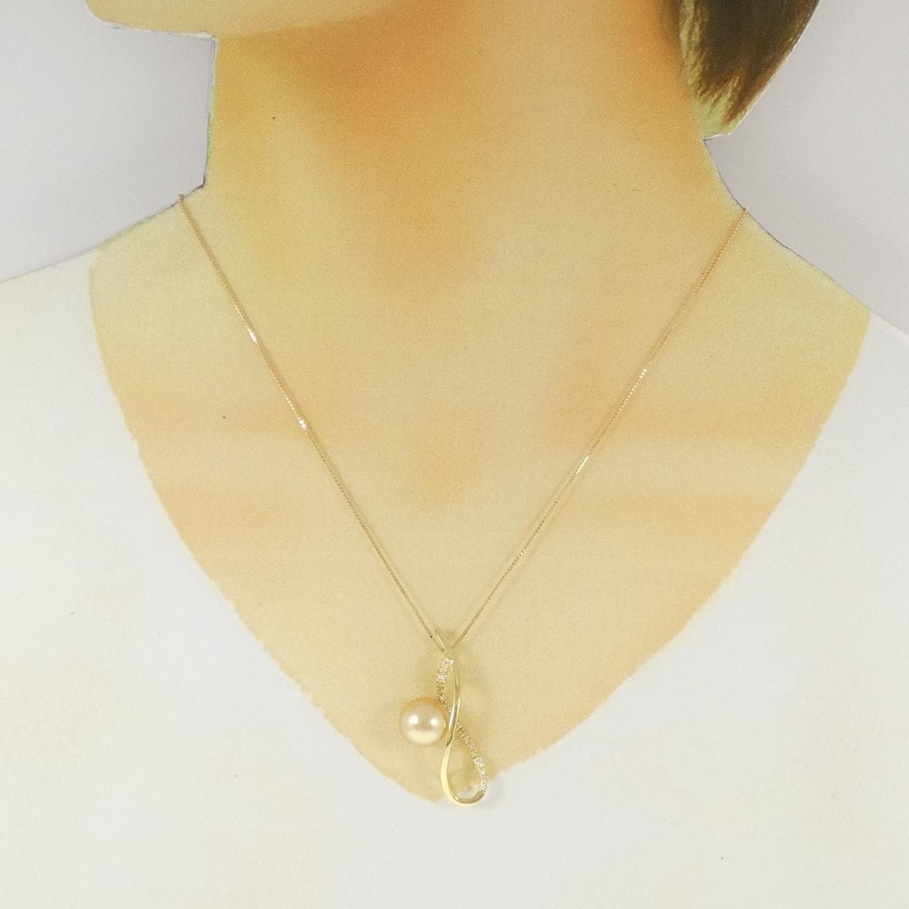 18K Yellow Gold White Butterfly Pearl Necklace 10mm