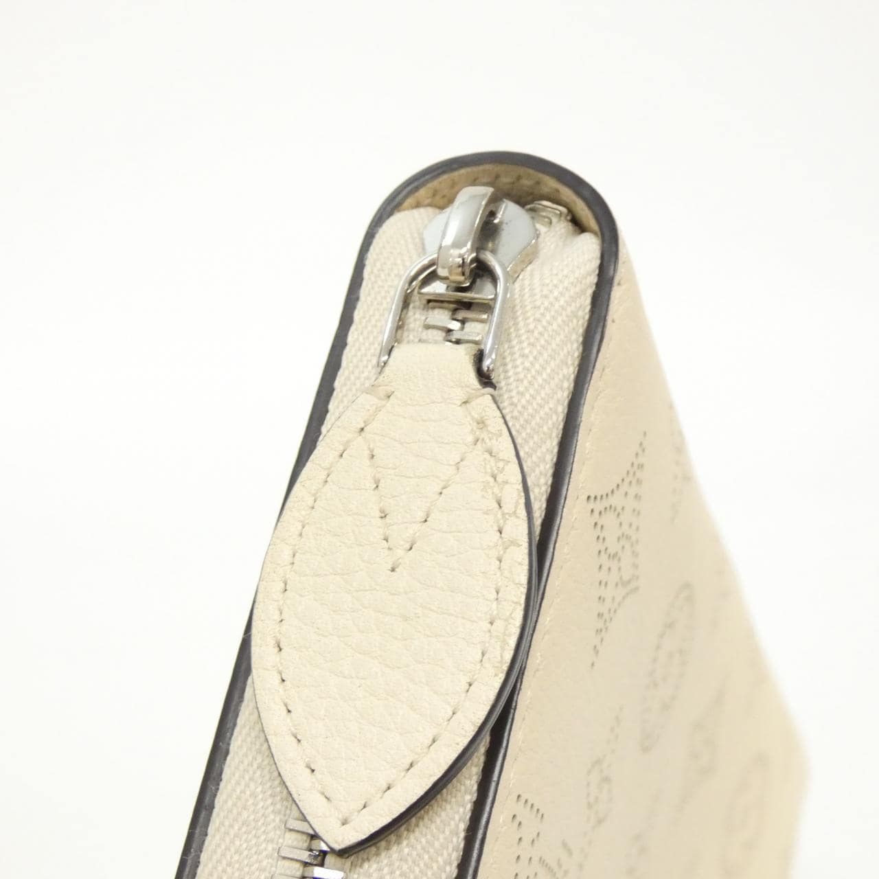 ルイヴィトン マヒナ ジッピー ウォレット M61869 財布