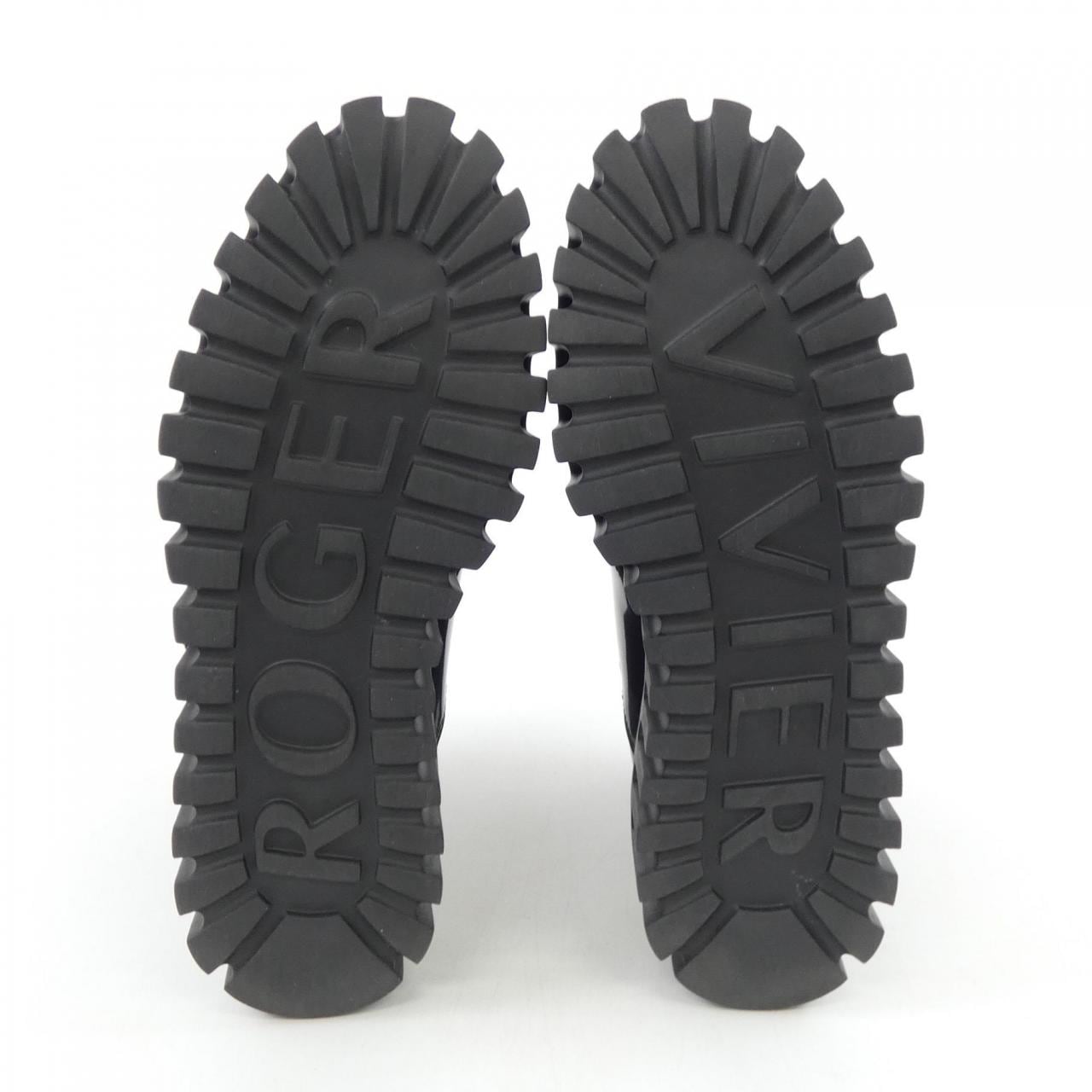 ROGER VIVIER Viv' Go-Thick Strass Buckle Boots