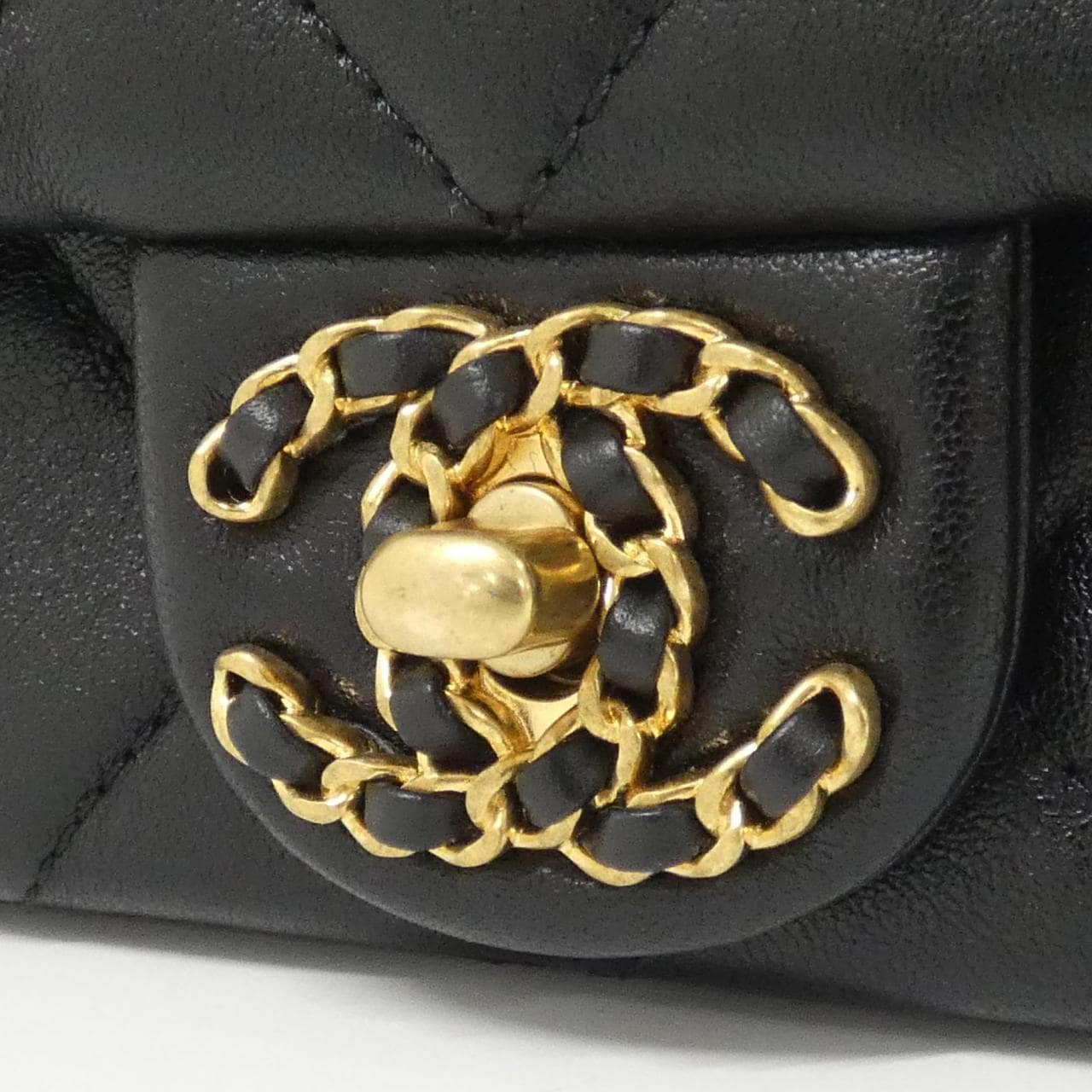 CHANEL AS5004 Shoulder Bag