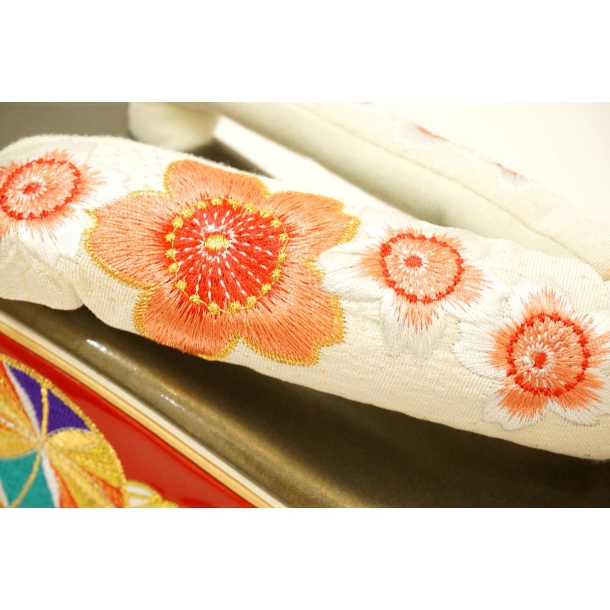 【新品】女士Zori凉鞋，饰有球形和樱花图案