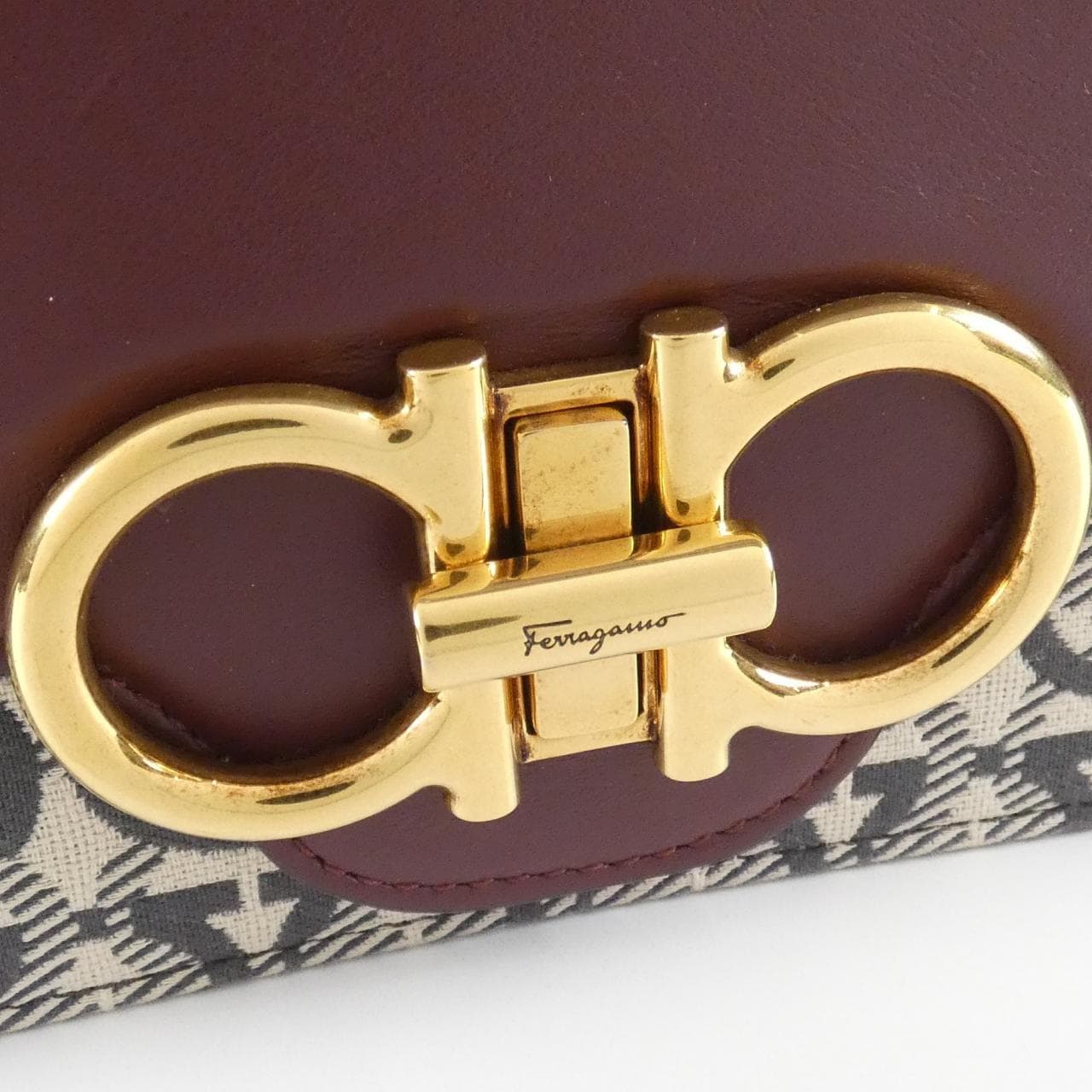 サルヴァトーレフェラガモ 21 I386 ショルダーバッグ