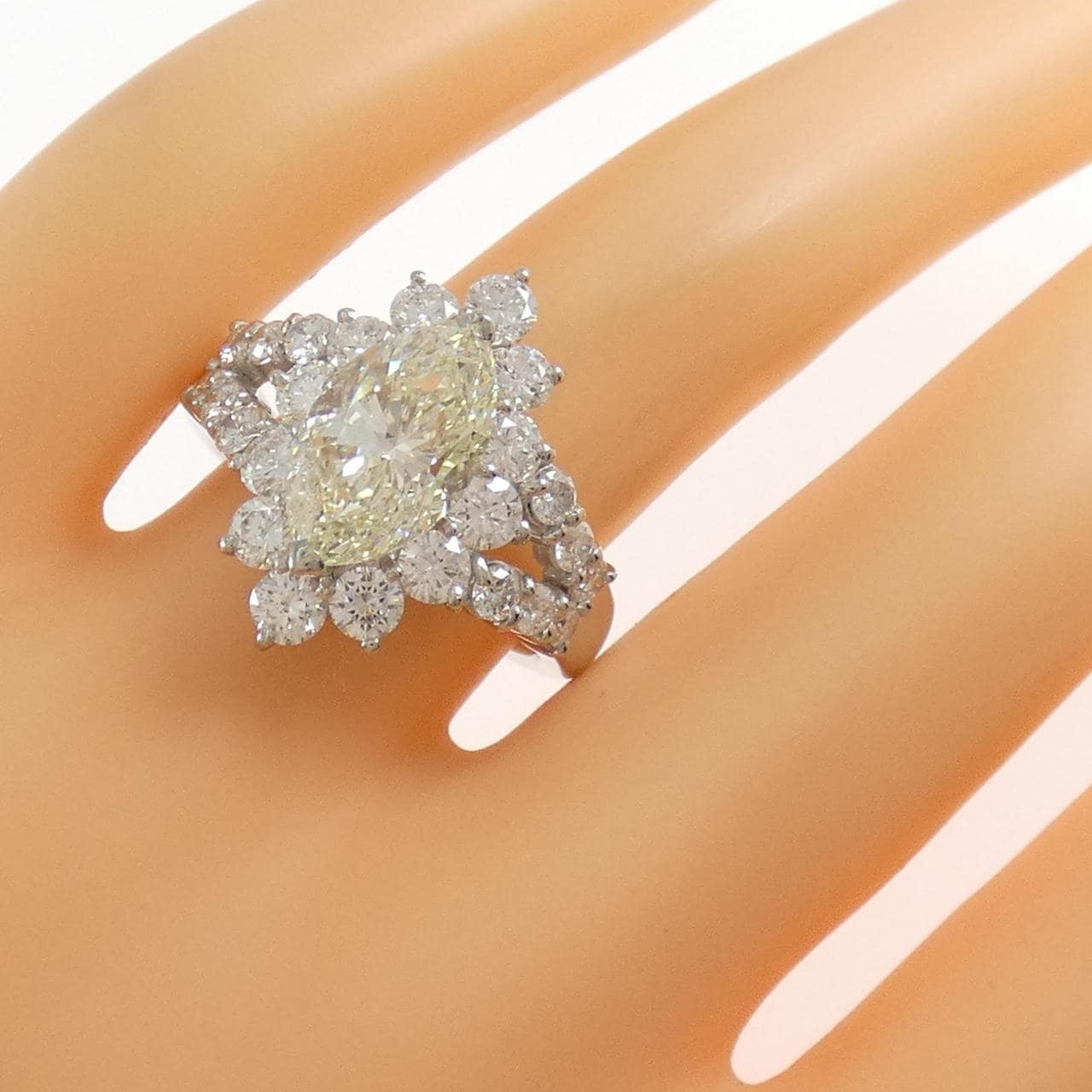 PT900 ダイヤモンド リング 2.714CT VLY SI1 マーキスカット