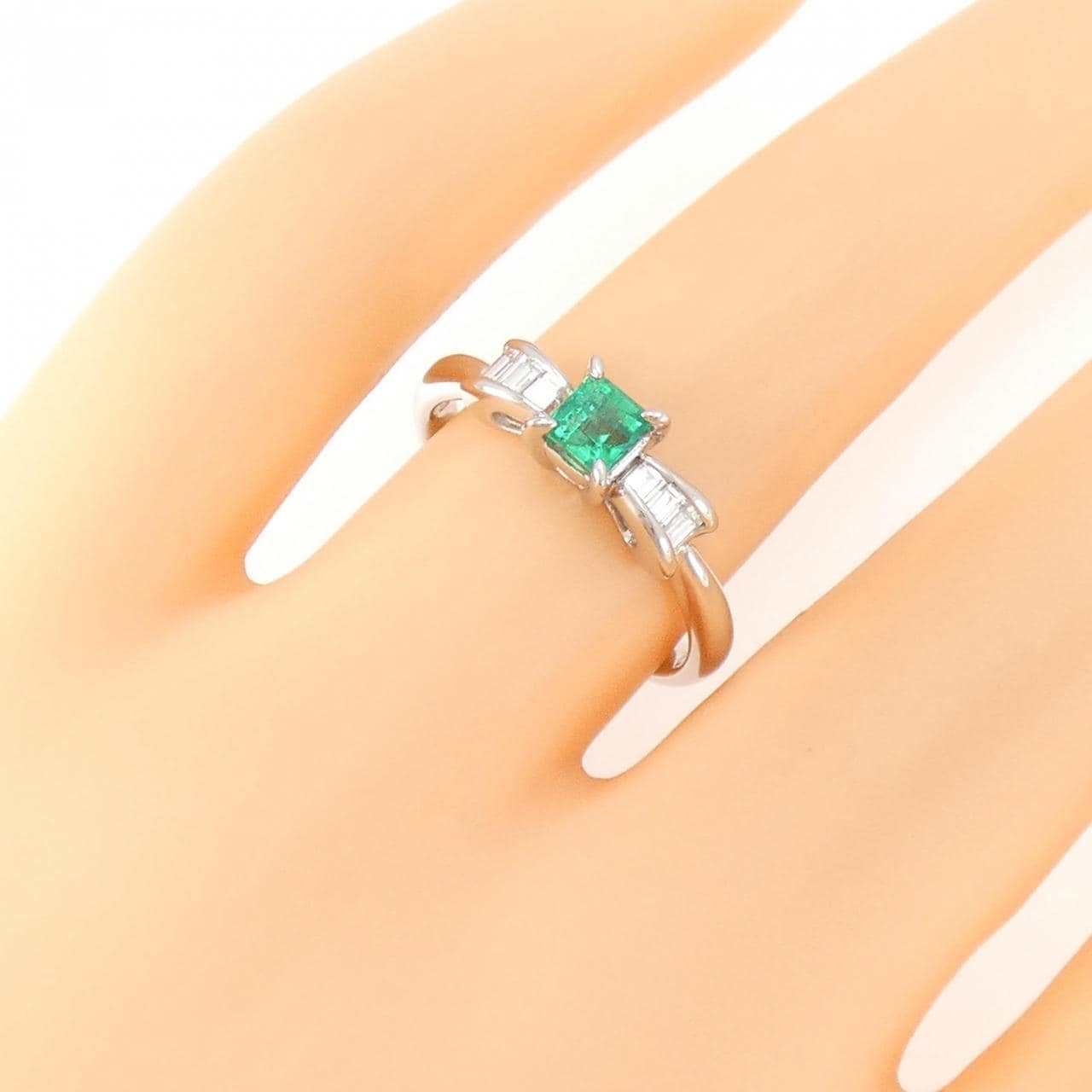 PT ribbon emerald ring 0.28CT