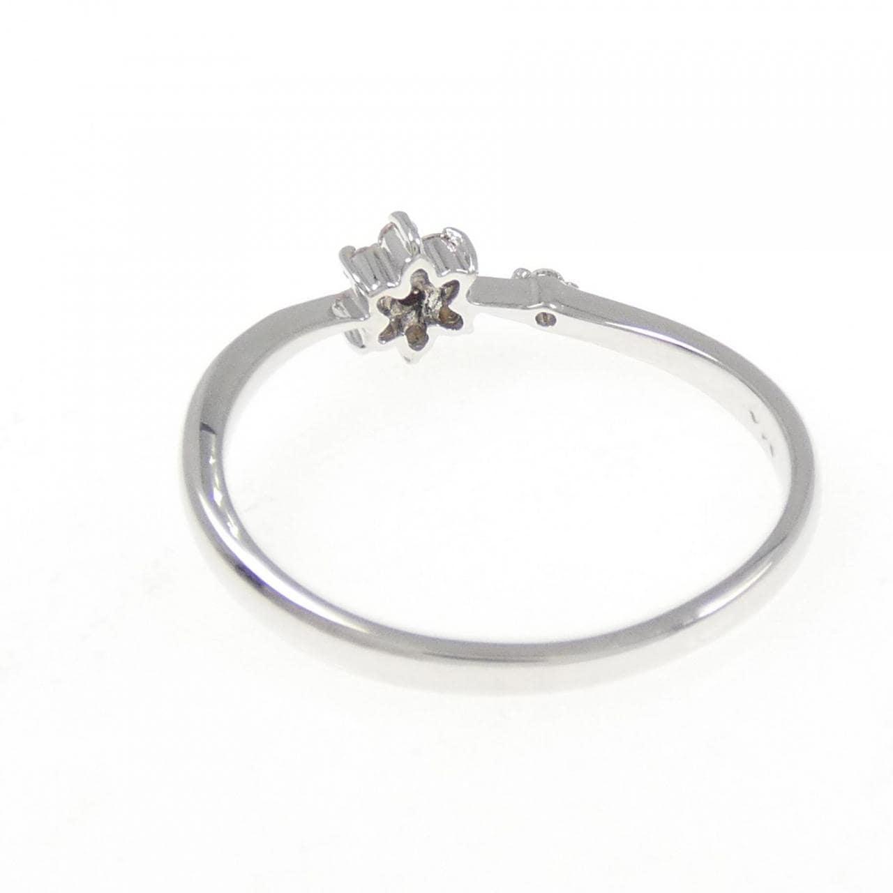 K18WG フラワー ダイヤモンド リング 0.10CT