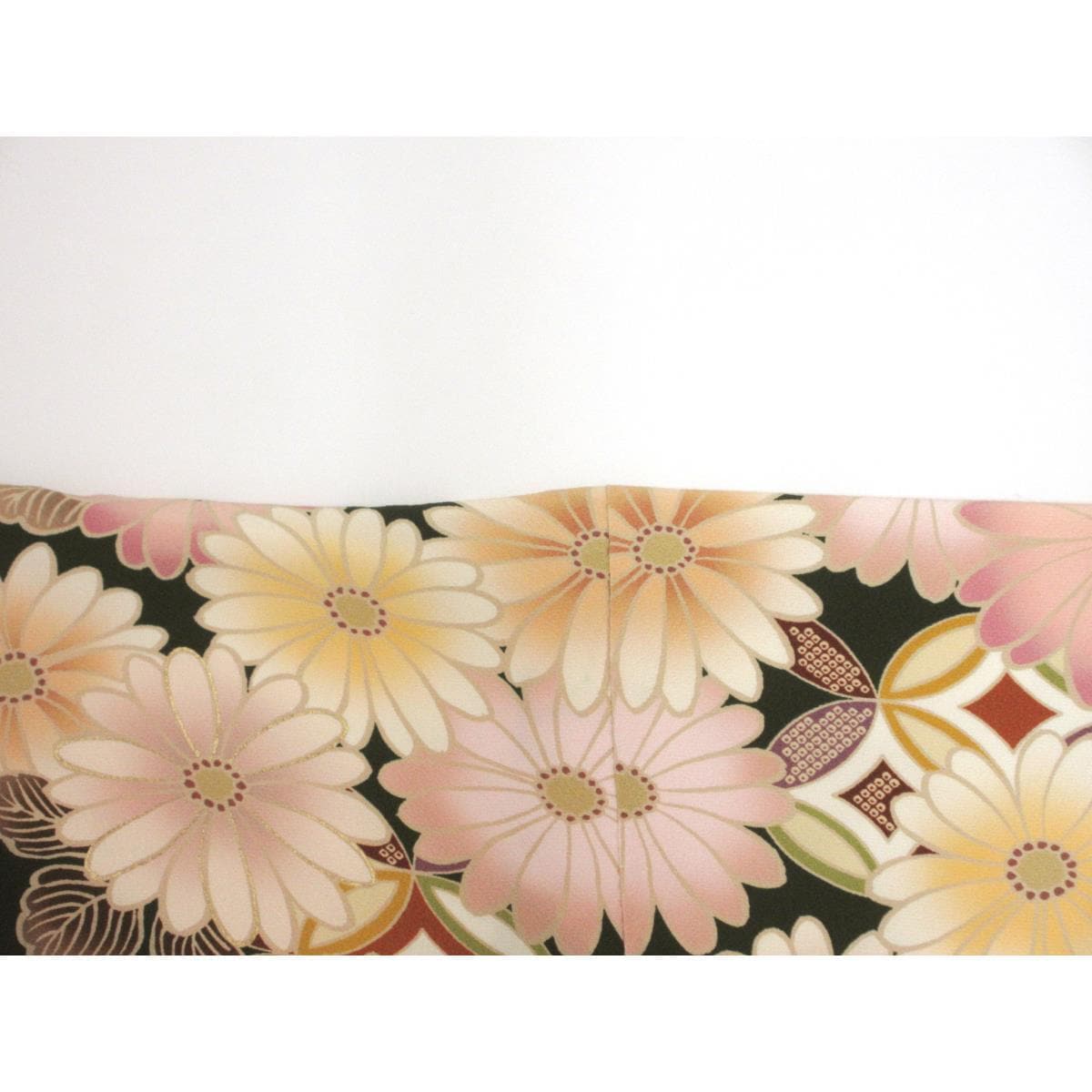 振袖　友禅金彩加工　刺繍入り