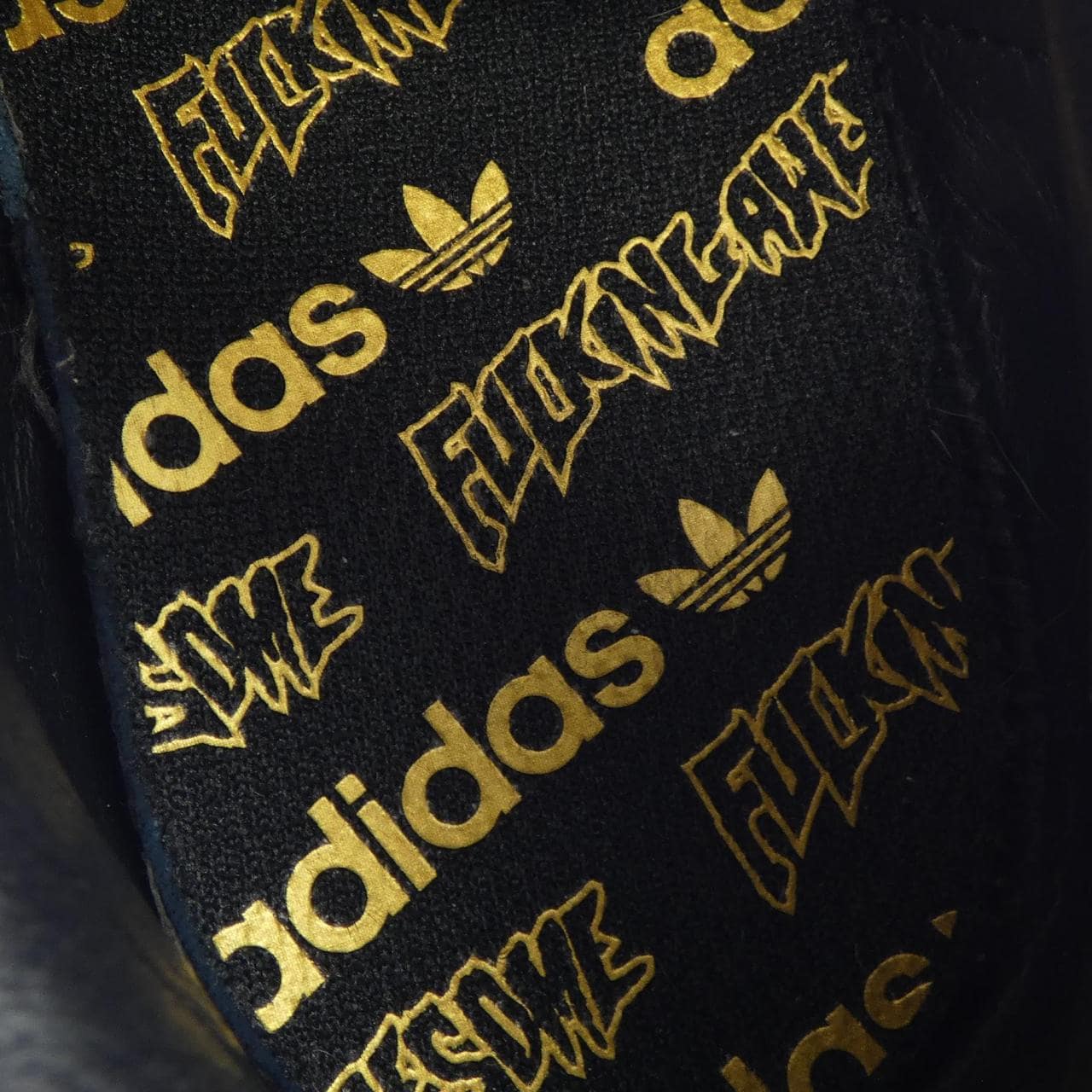 アディダス ADIDAS fucking awesame スニーカー