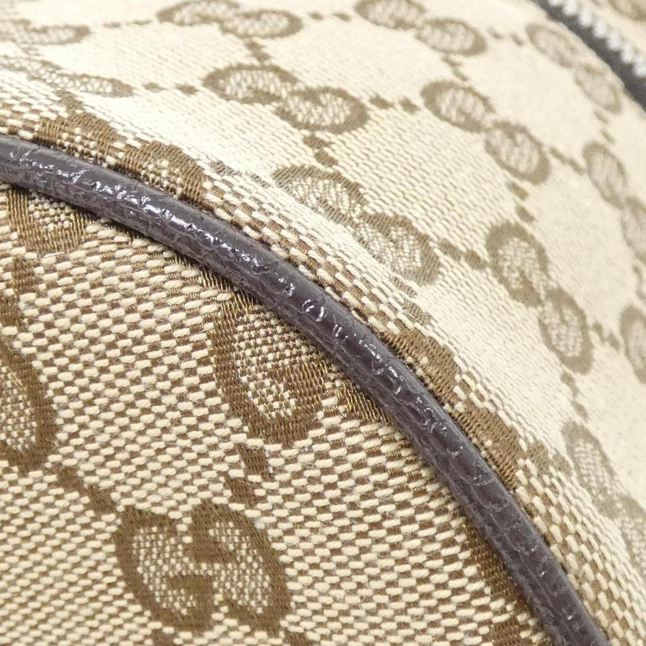 Gucci 630915 KY9KN腰包