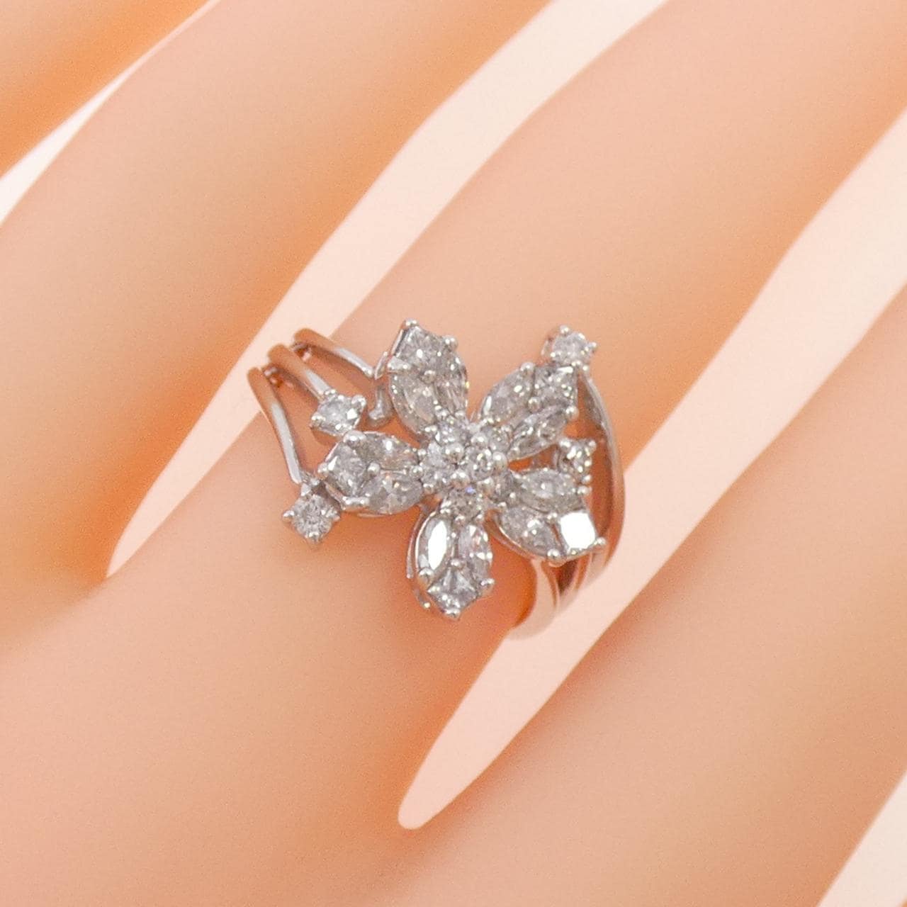 K18WG フラワー ダイヤモンド リング 0.90CT