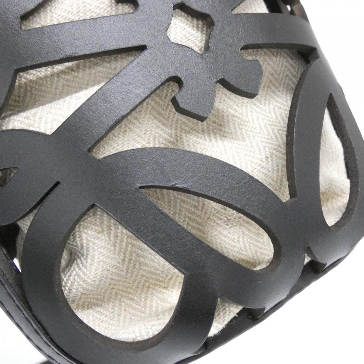 ロエベ アナグラム カット アウト ポケット C922Y62X02 ショルダーバッグ