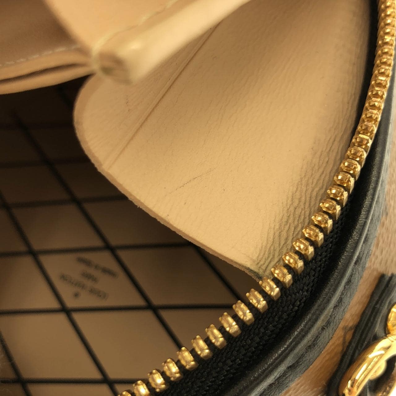 ルイヴィトン モノグラム リバース ミニ ボワット シャポー M68276 ショルダーバッグ